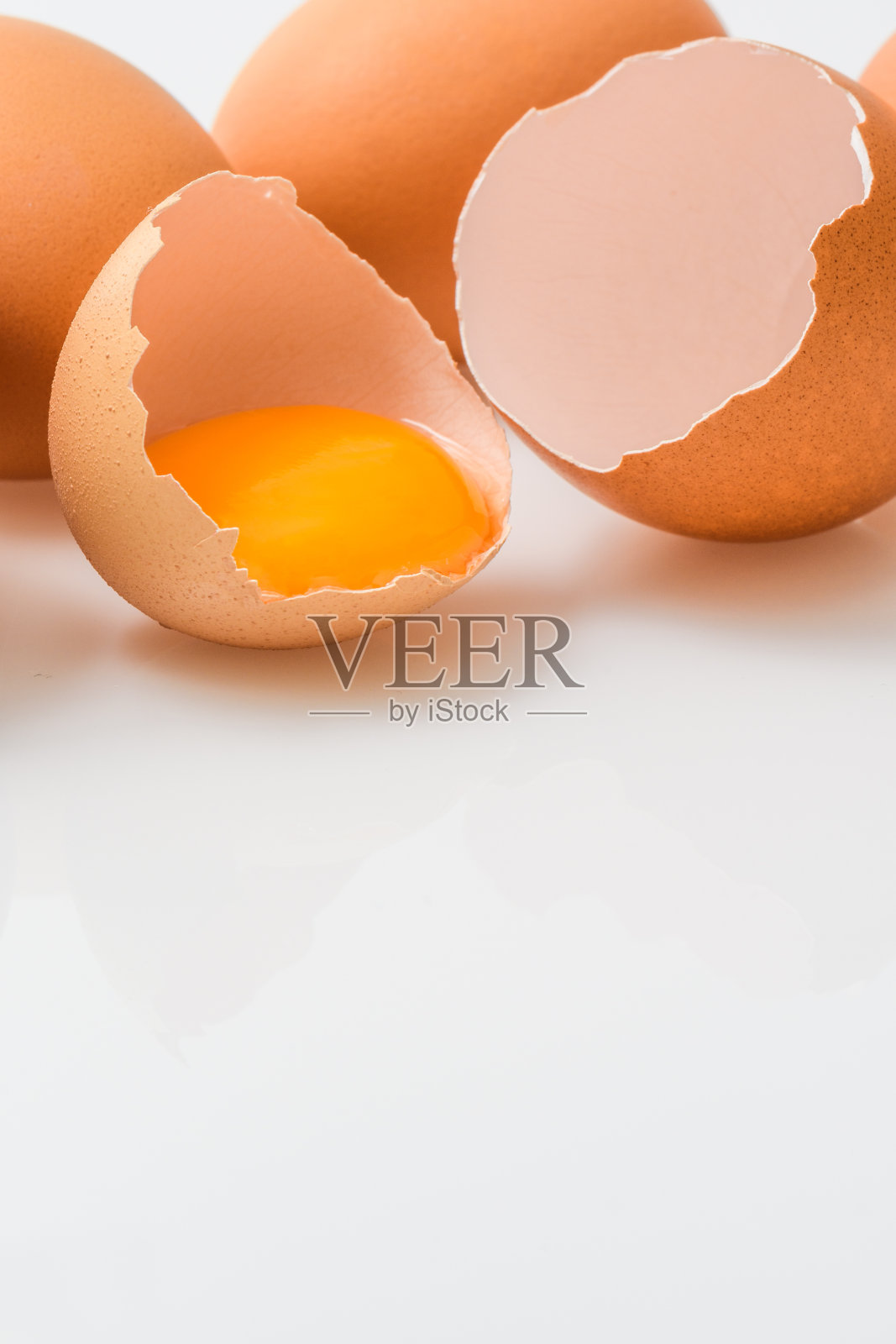 破碎的鸡蛋和蛋黄的外壳，隔离的文字空间照片摄影图片