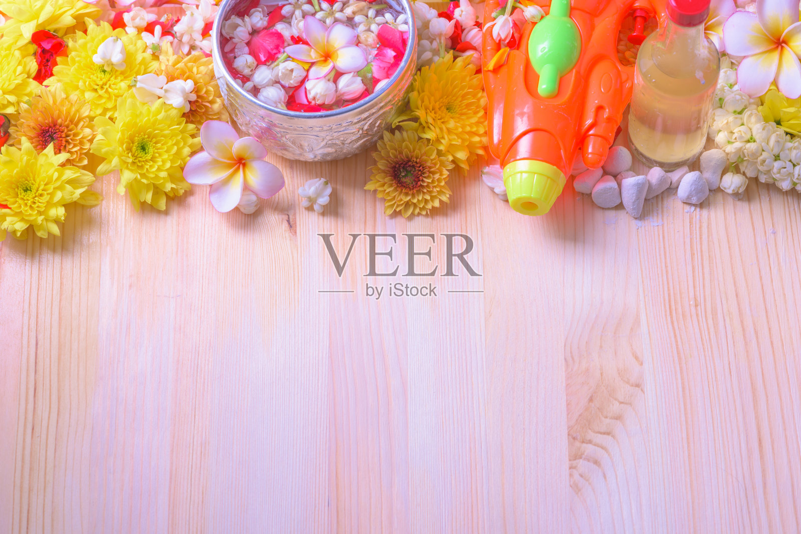 泰国传统的茉莉花花环和五颜六色的花在水碗装饰和有香味的水，香水，灰泥灰岩，管枪在木背景宋干节或泰国新年照片摄影图片