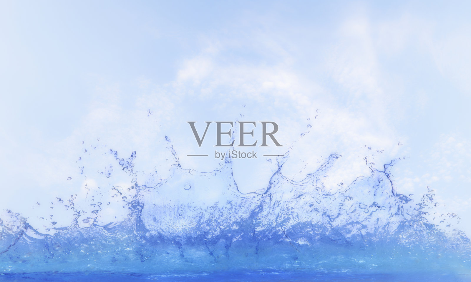 碧水溅蓝天，白天轻云照片摄影图片