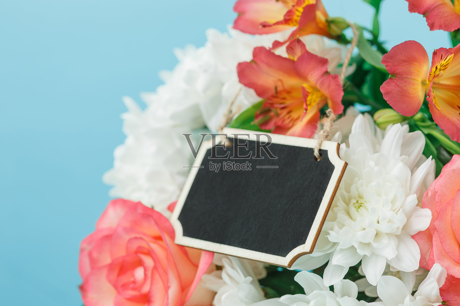 爱的背景粉红玫瑰，鲜花，礼物桌上照片摄影图片