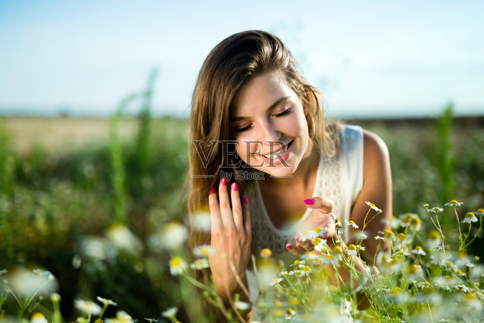 年轻美丽的女人花时间在大自然中照片摄影图片