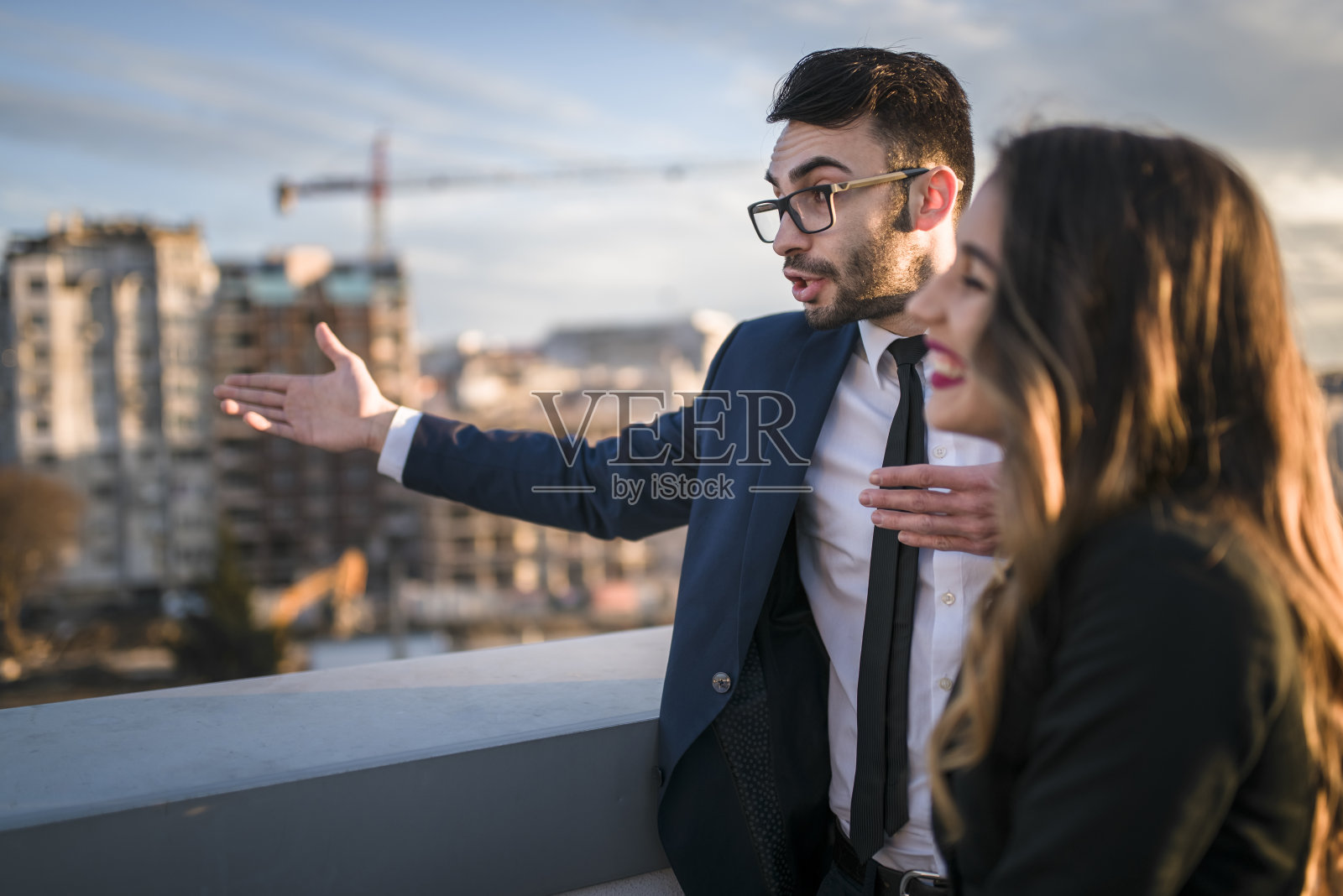 商业夫妇讨论建筑创新照片摄影图片