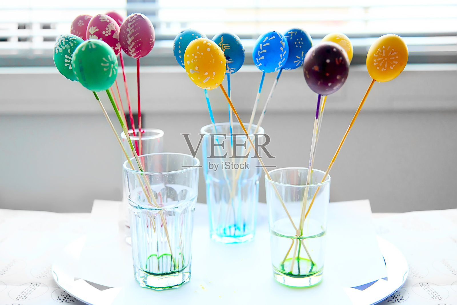 五彩缤纷的东方彩绘彩蛋正在晾晒在木棒上照片摄影图片