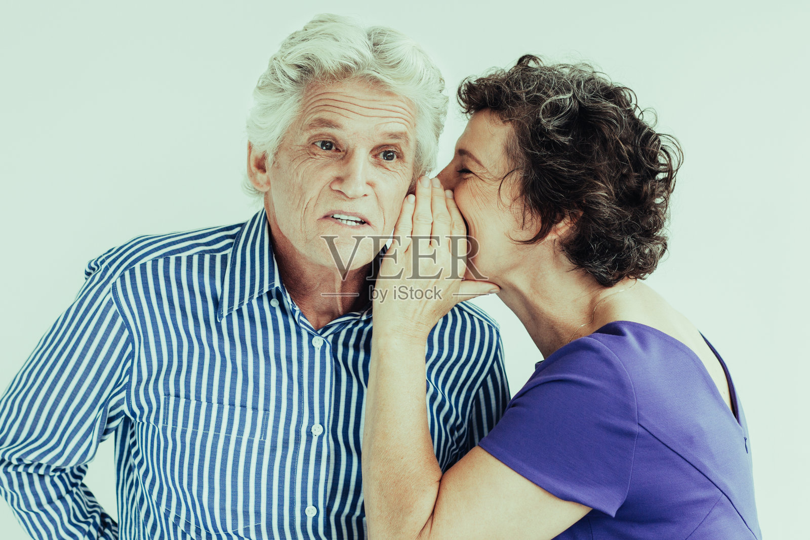 老年妇女耳语秘密给丈夫照片摄影图片