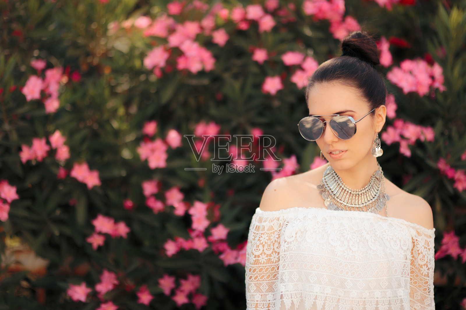 波西米亚夏季节日看女人的太阳镜和珠宝集照片摄影图片