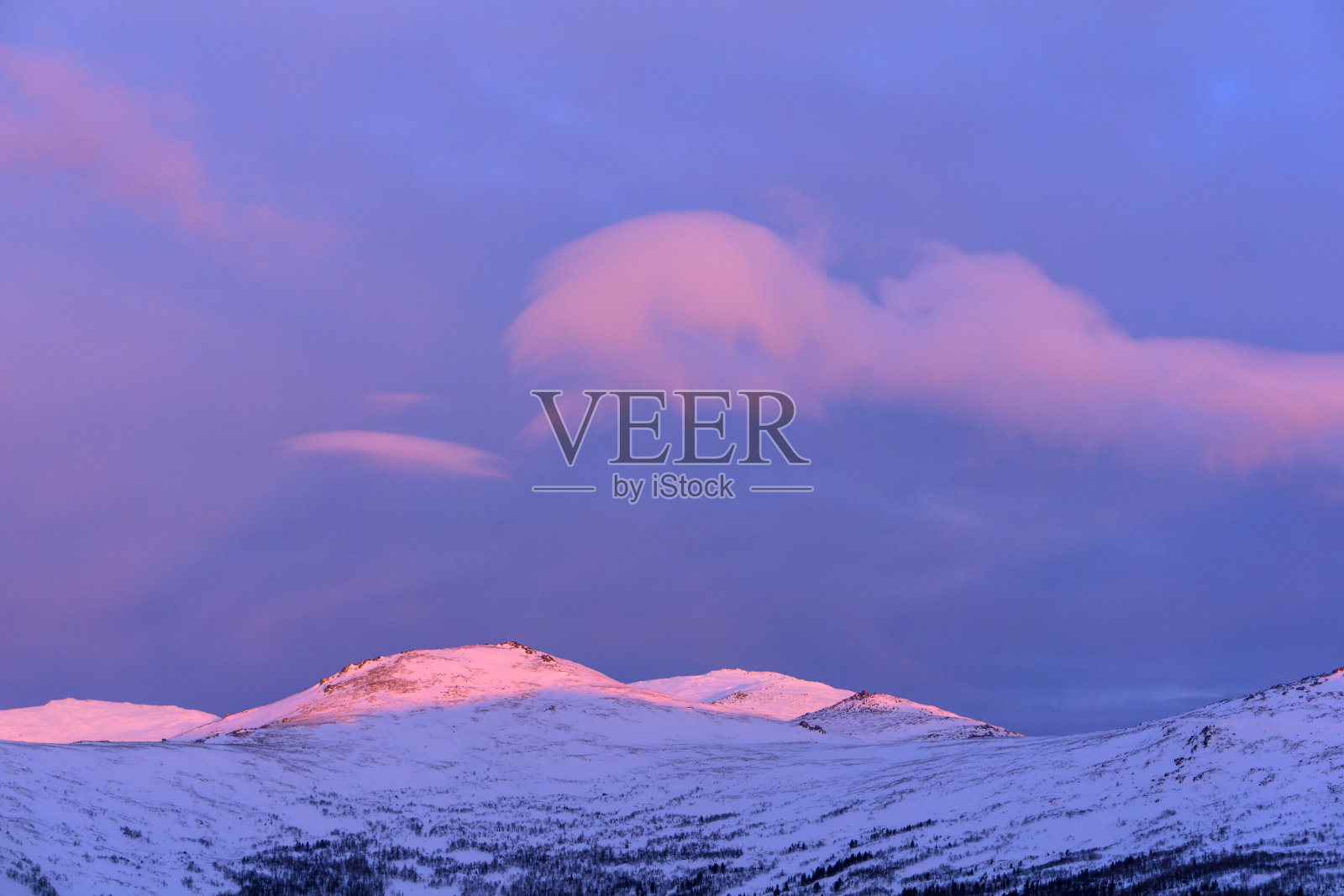 乌拉尔山脉上的粉色日出照片摄影图片