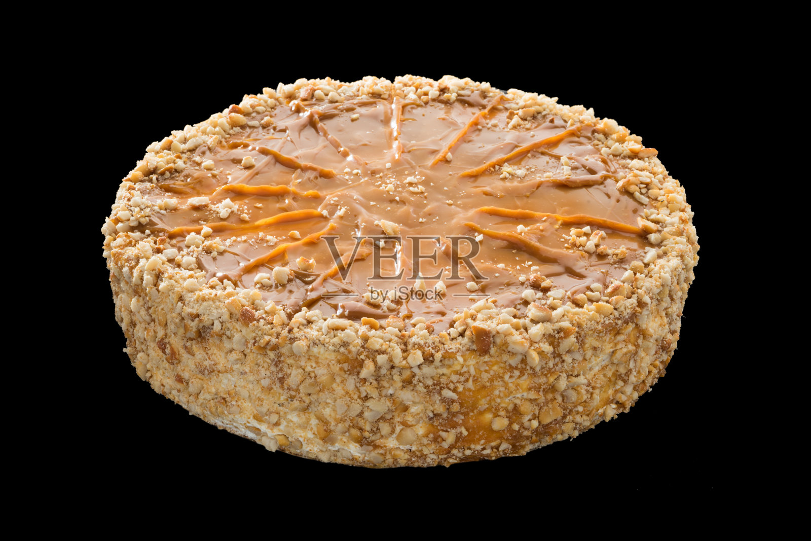 美味的蛋糕与焦糖釉在黑色的背景照片摄影图片