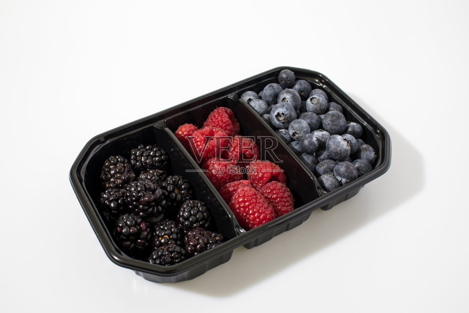 浆果组成，黑莓，覆盆子和蓝莓组成照片摄影图片