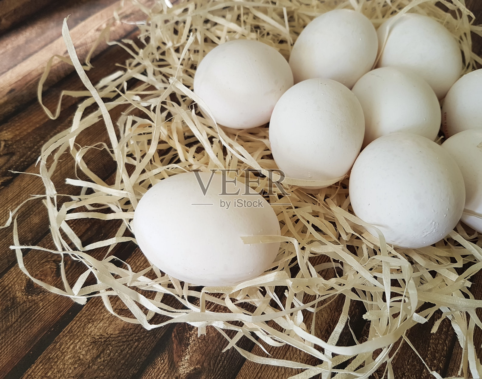 干草蛋放在木头上照片摄影图片