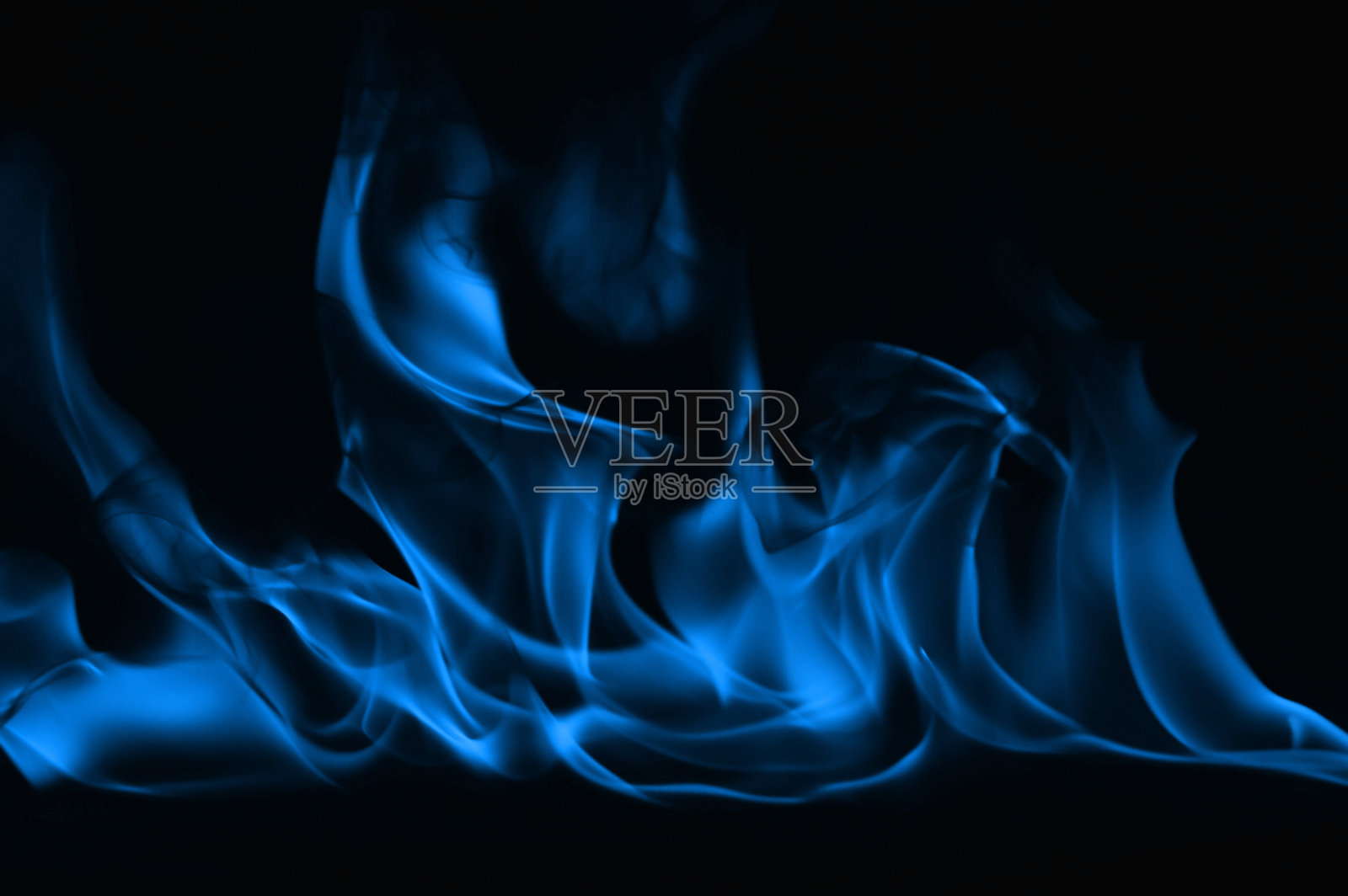 抽象的蓝色火焰孤立在黑色背景照片摄影图片