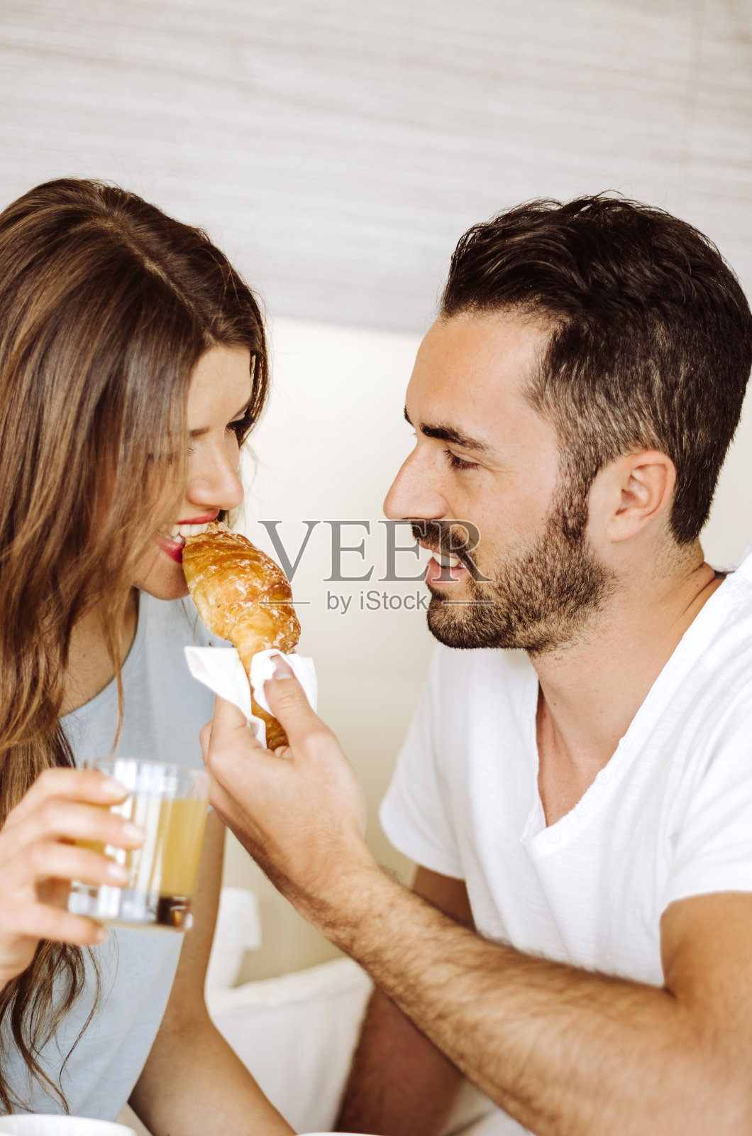 一对夫妇在床上做早餐照片摄影图片