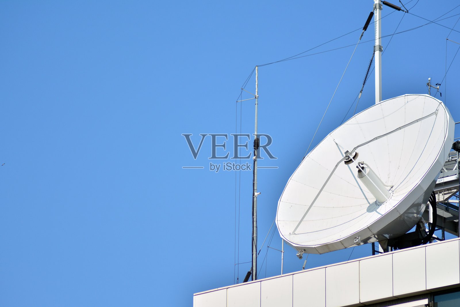 电视台顶上的卫星通信天线照片摄影图片