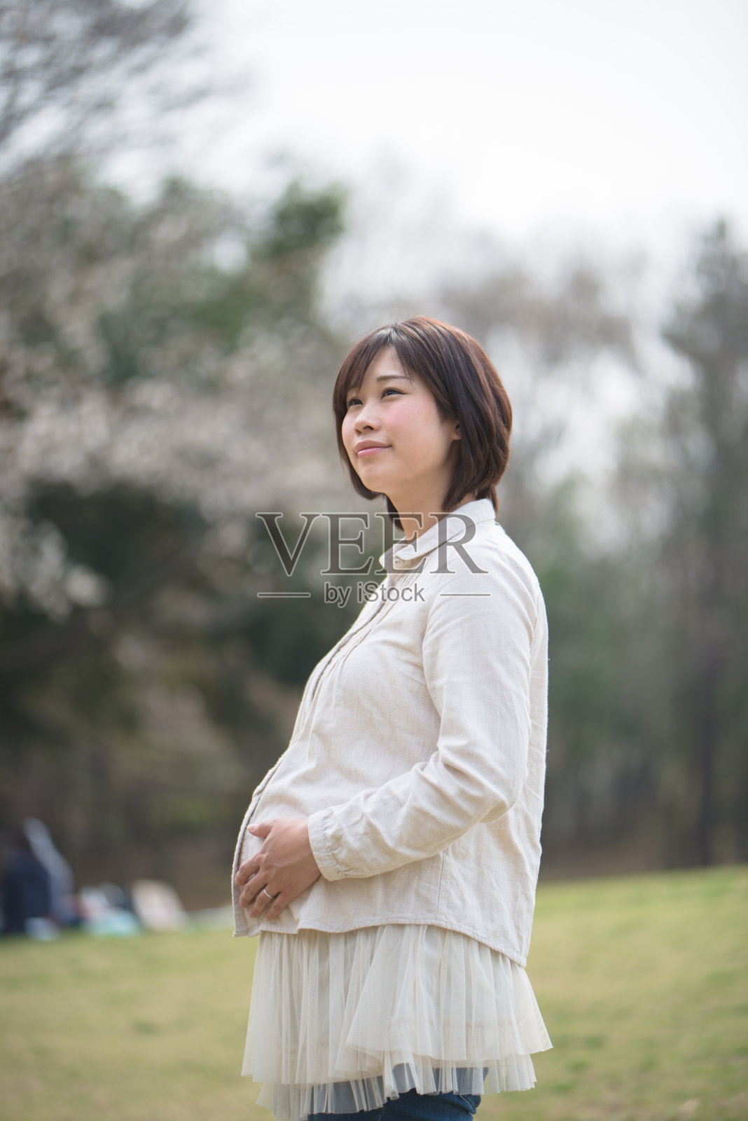 孕妇和樱花照片摄影图片