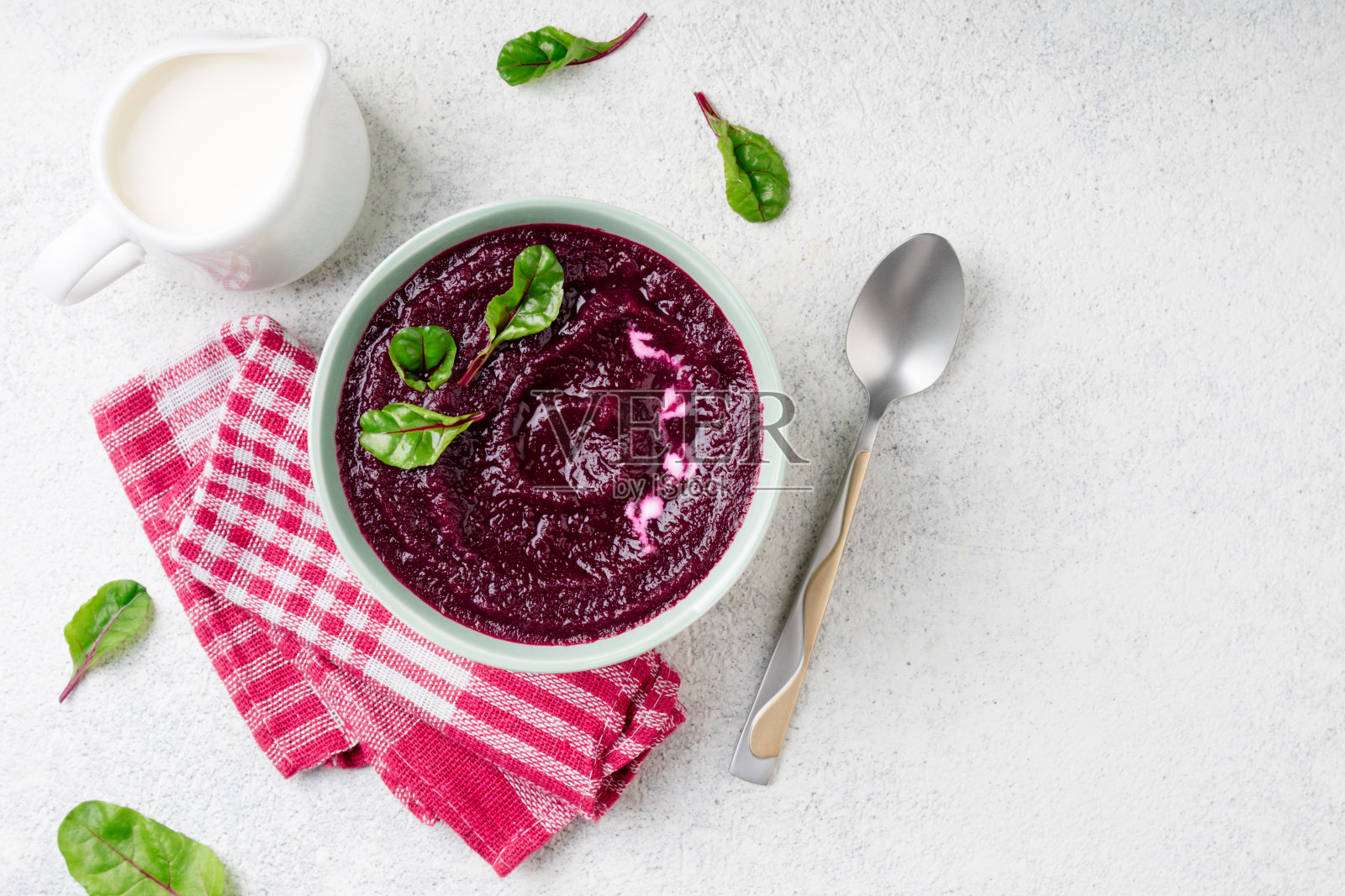 甜菜根奶油汤碗在白色的石头背景。甜菜根和甜菜叶的排毒泥。饮食、清洁饮食、减肥、素食理念照片摄影图片