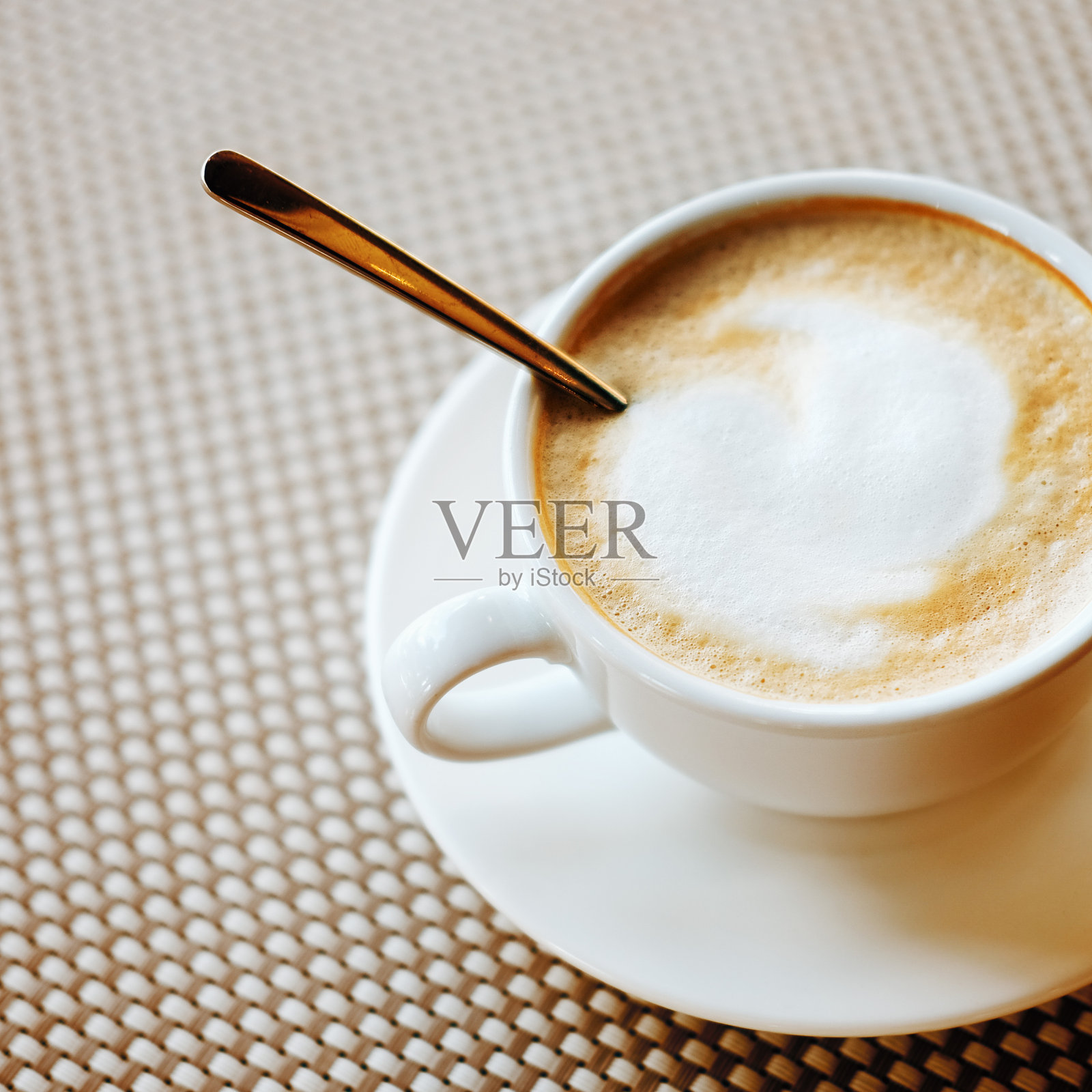 一杯新煮的卡布奇诺，上面有奶泡。早上喝。照片摄影图片