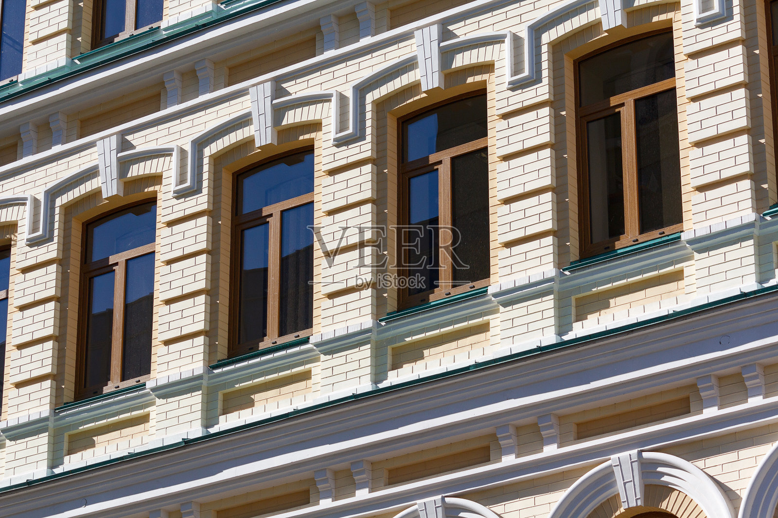 建筑立面为古典风格，阳光照射。体系结构照片摄影图片