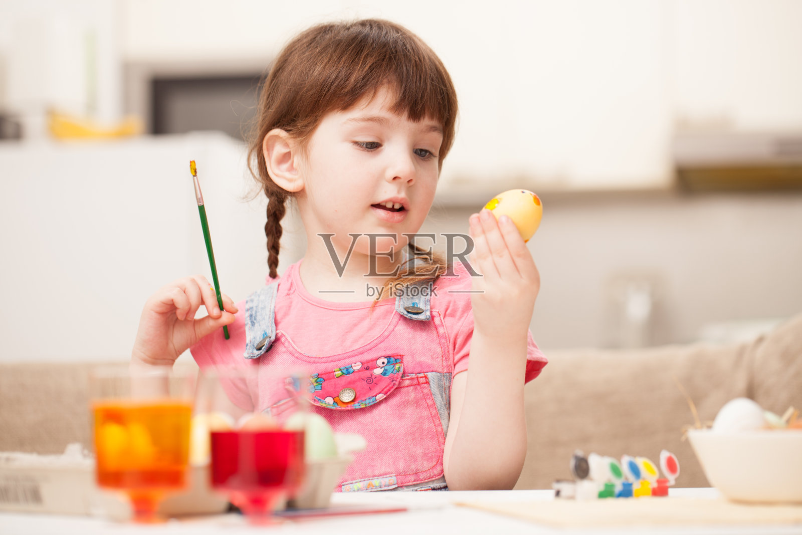 这个女孩在家里的桌子上画鸡蛋照片摄影图片