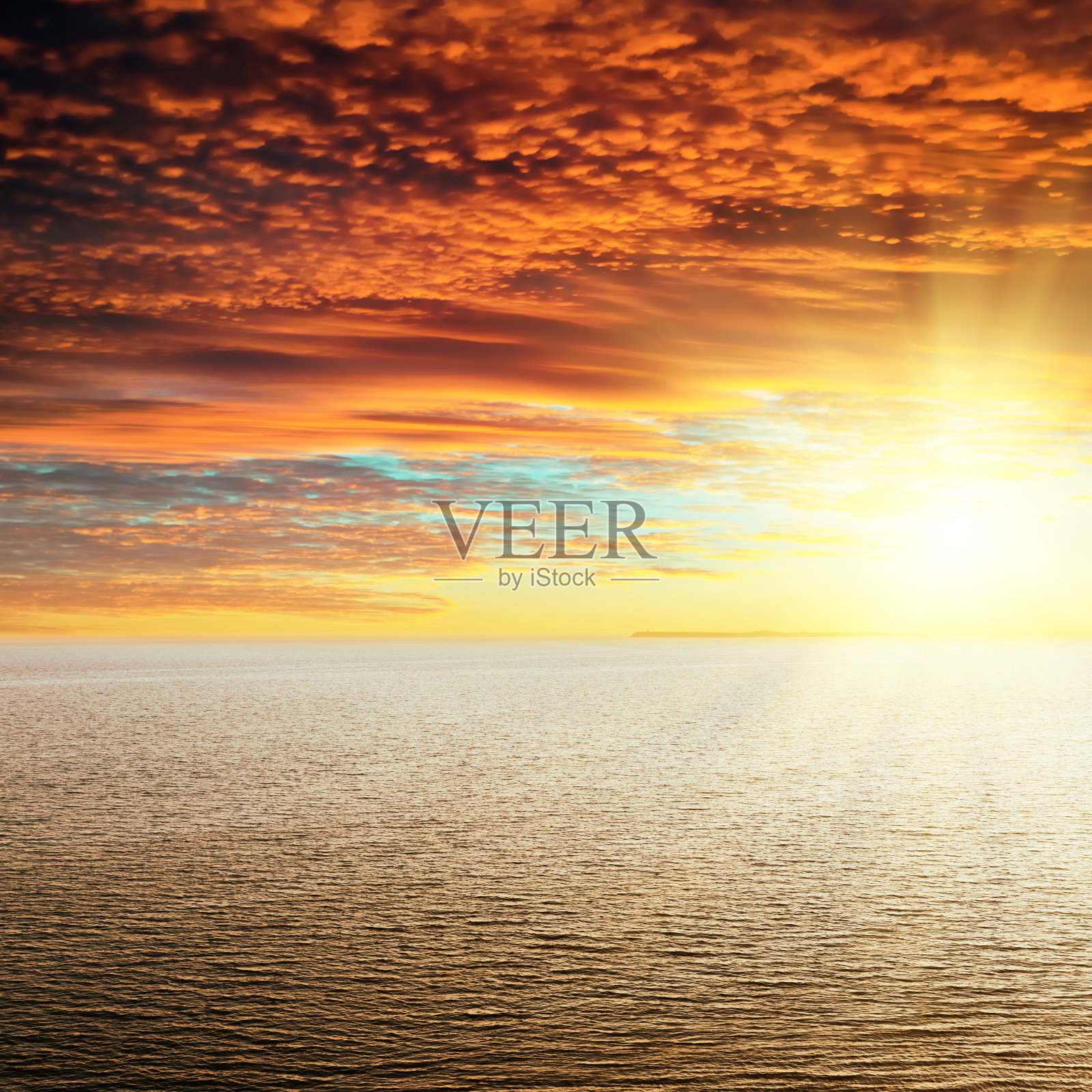 红色的日落在云在海上照片摄影图片