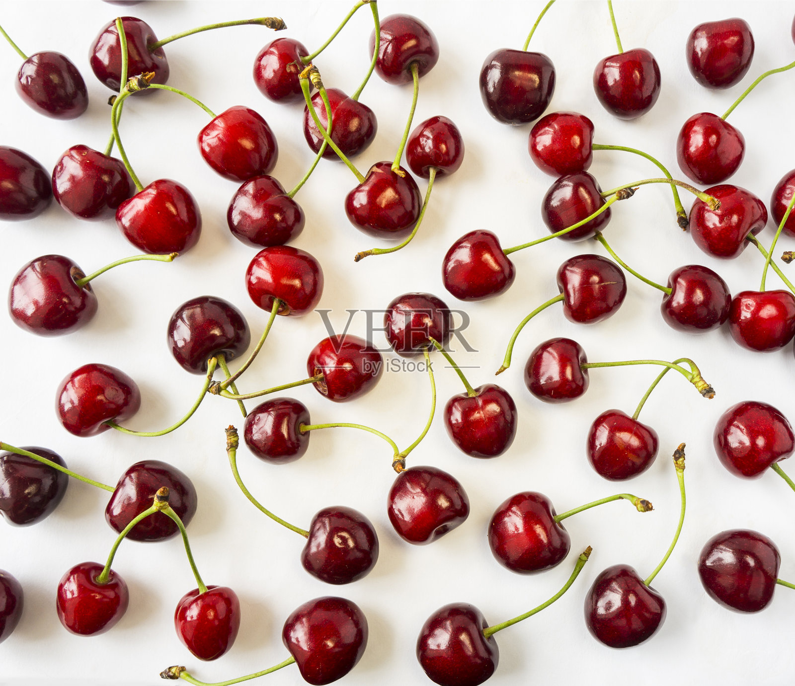 新鲜的红樱桃躺在白色孤立的背景与复制空间。樱桃的背景。白色背景上的成熟樱桃。樱桃与文本复制空间。前视图。樱桃的水果。照片摄影图片