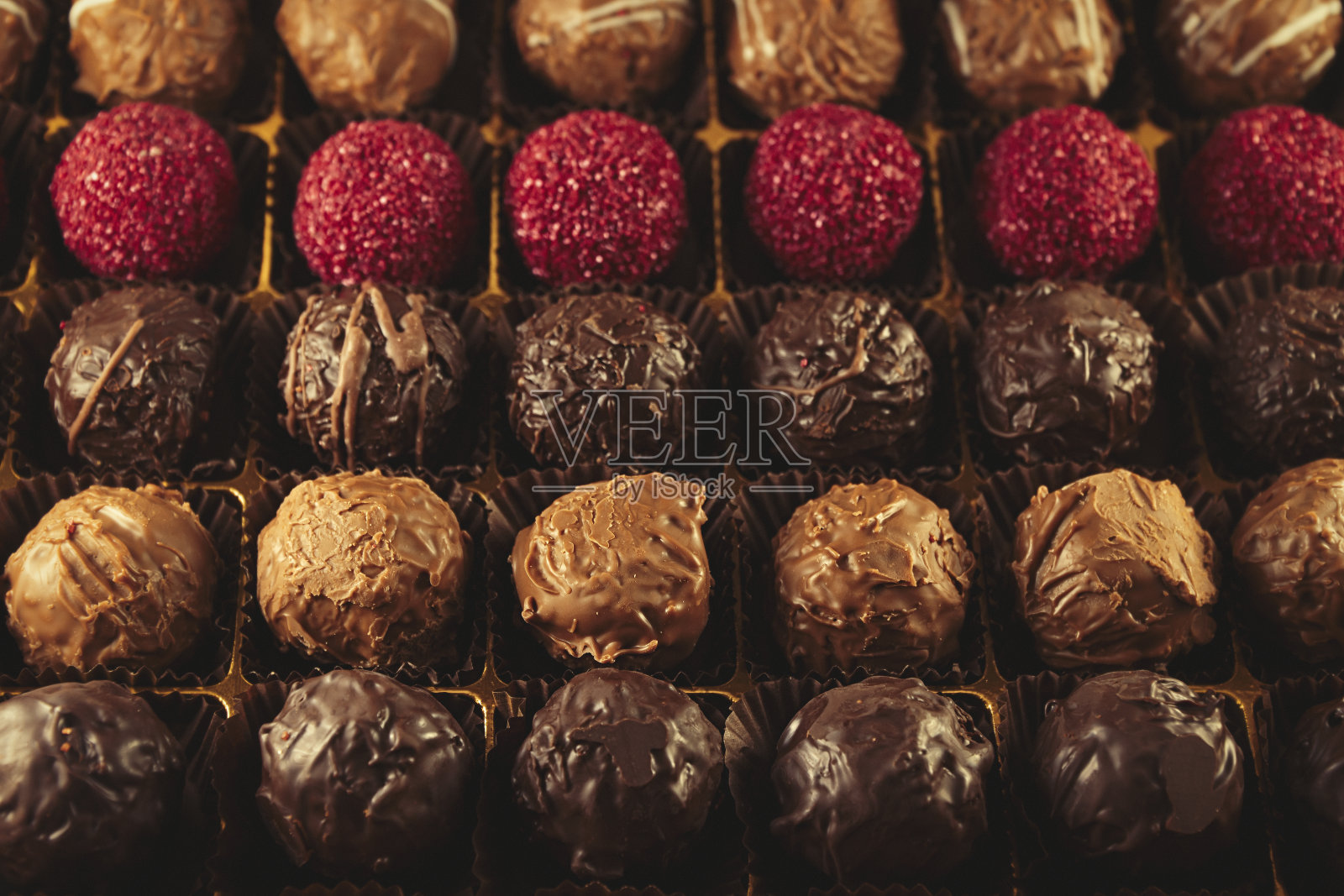 松露巧克力，榛子，可可和椰子球照片摄影图片