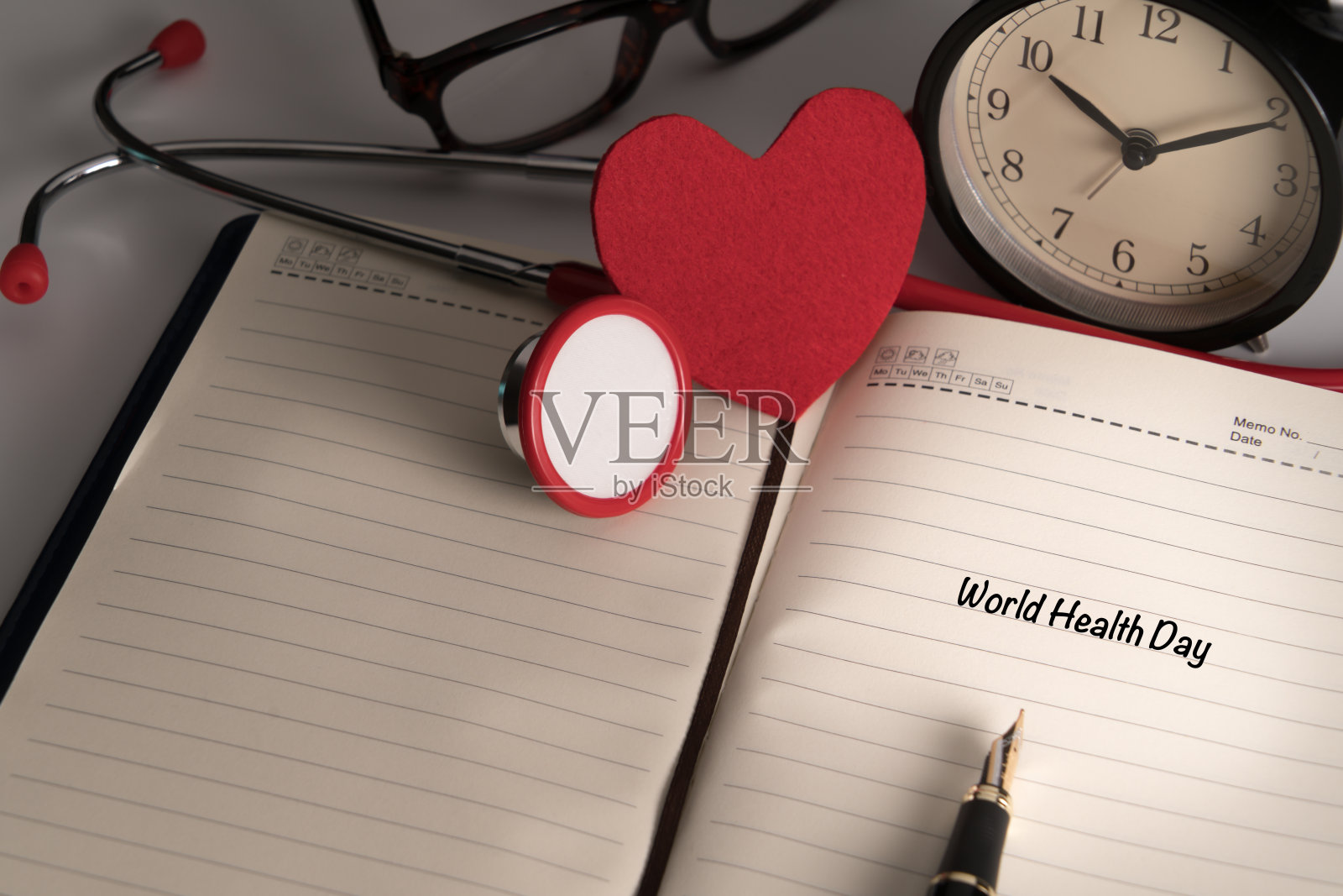 听诊器和红心象征、保健和医药、健康和保险、世界卫生日概念照片摄影图片