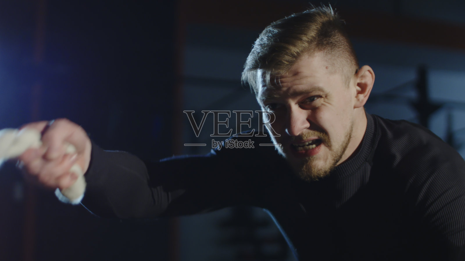 运动员在体育馆用粗绳练习照片摄影图片