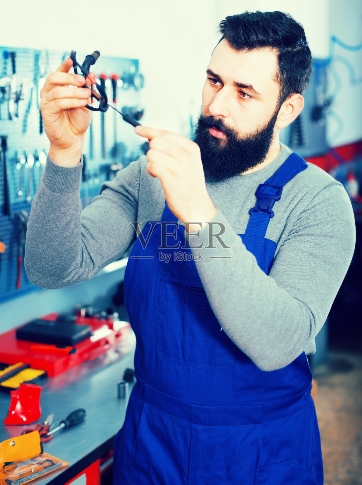 工人诊断摩托车损坏部分照片摄影图片