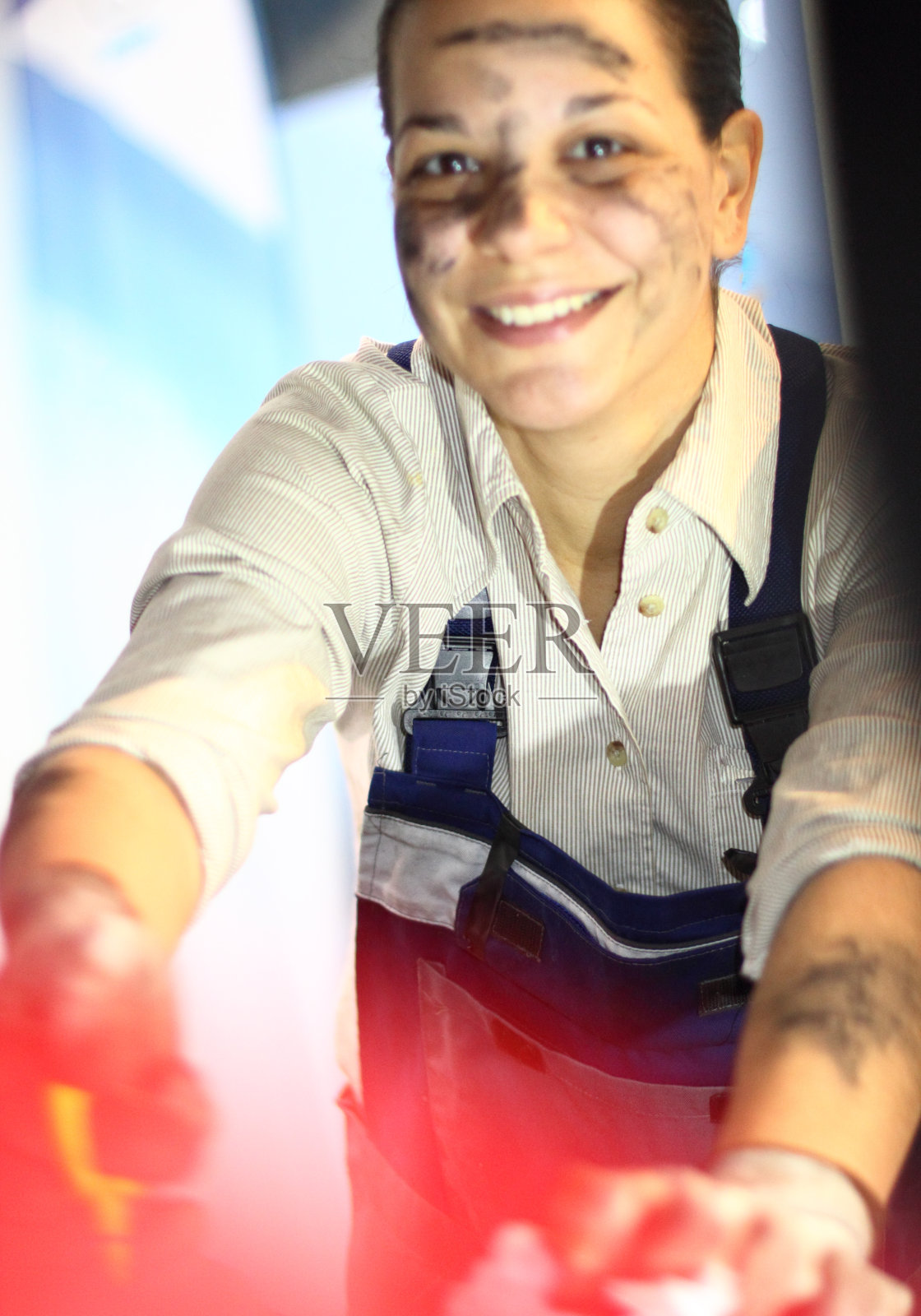 年轻的学生在汽车上工作照片摄影图片