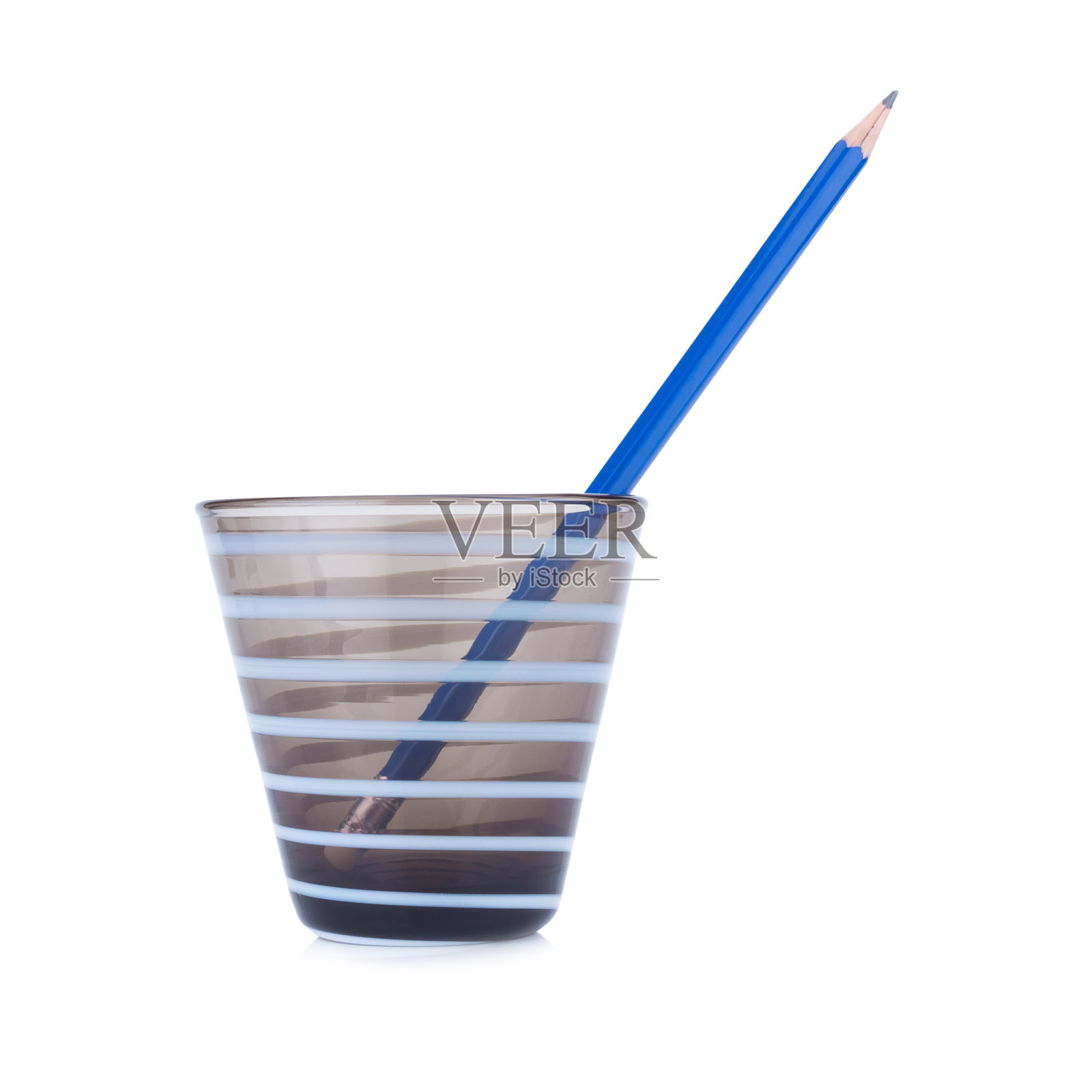 白色背景的铅笔架上的蓝色铅笔照片摄影图片