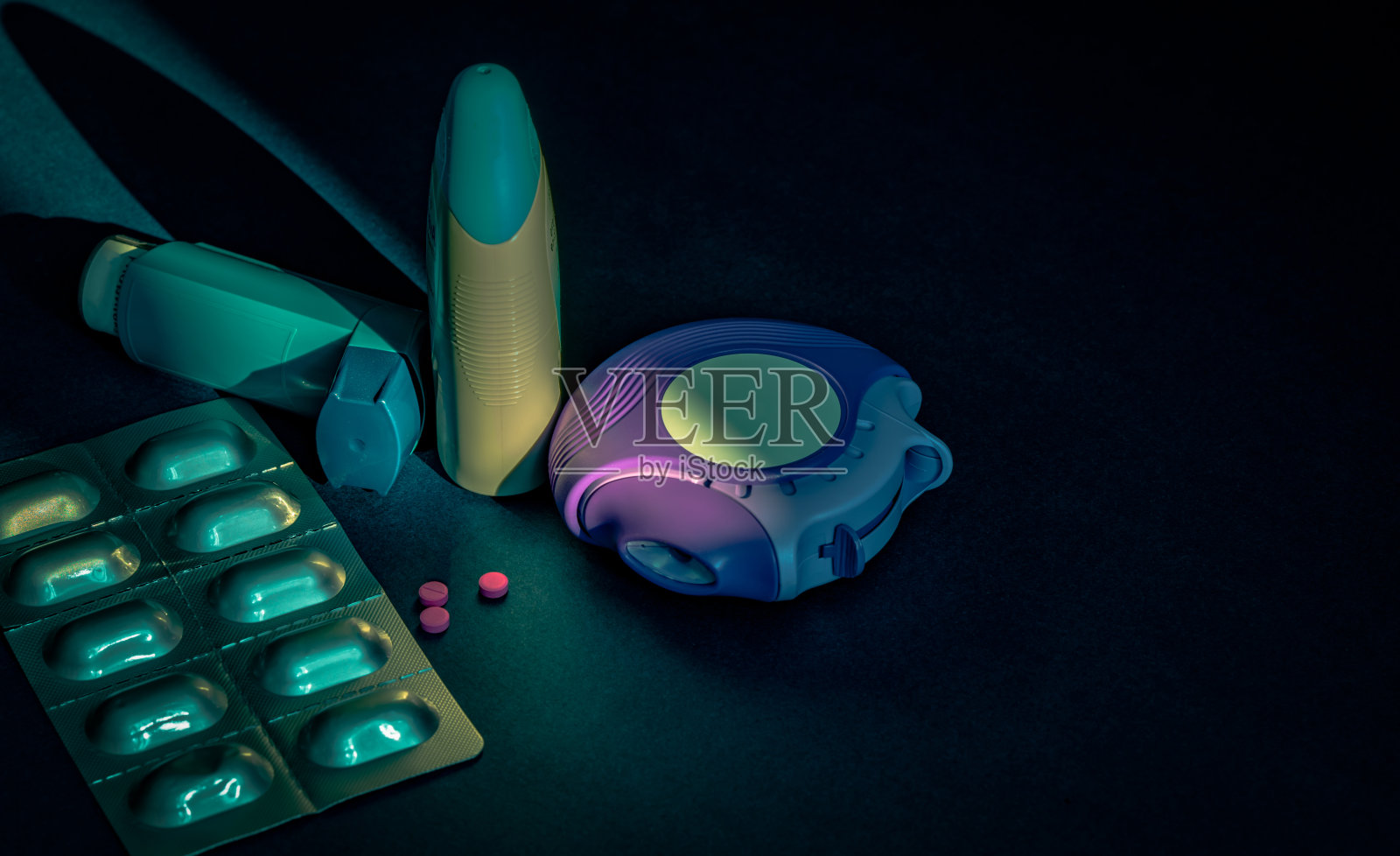 治疗哮喘的哮喘吸入器，哮喘针和抗过敏药。哮喘控制器，缓解设备在黑暗的背景。用于严重哮喘的支气管扩张剂和类固醇药物照片摄影图片