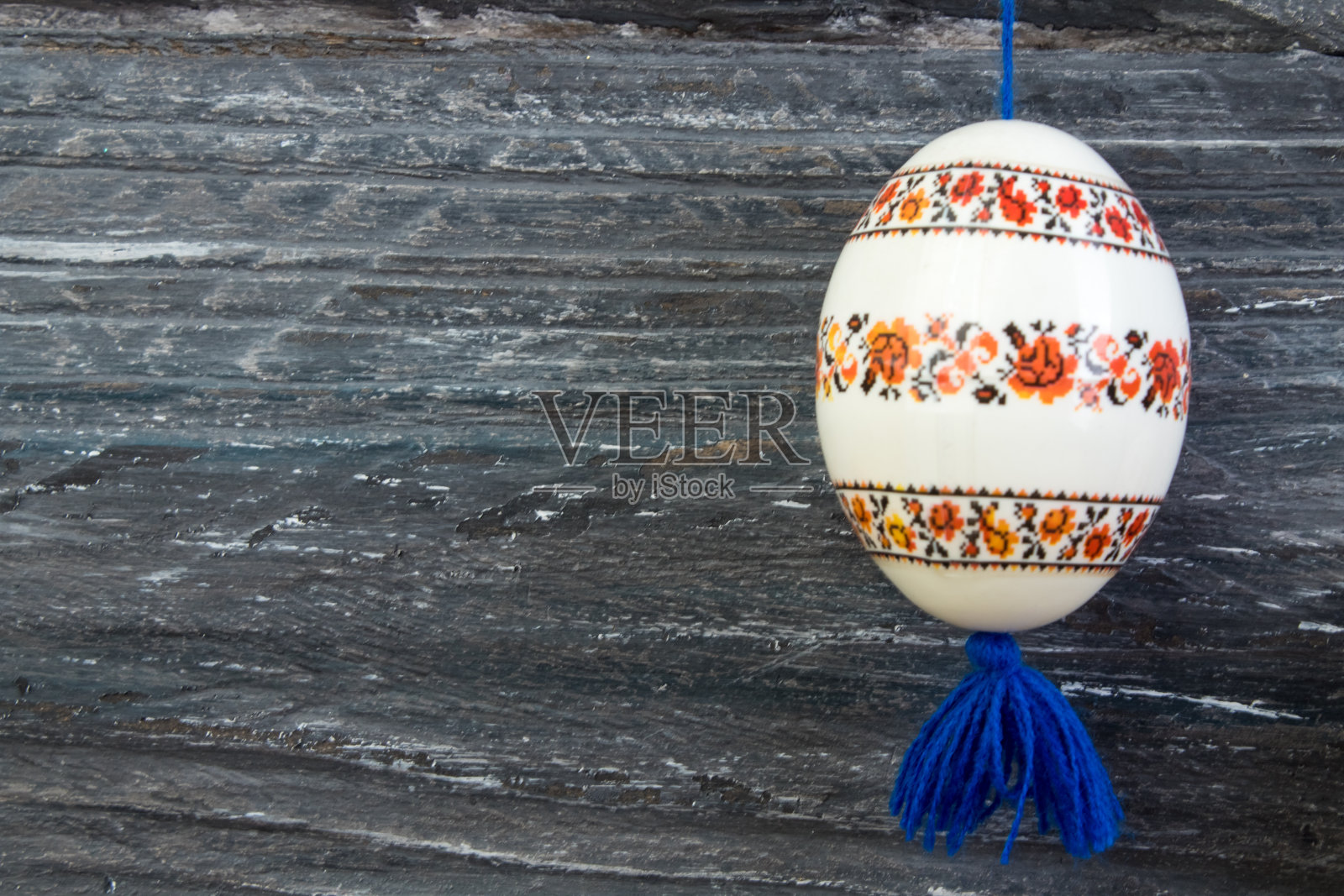 复活节快乐卡。彩色闪亮的复活节彩蛋在灰色木制桌子的背景。文本复制空间照片摄影图片