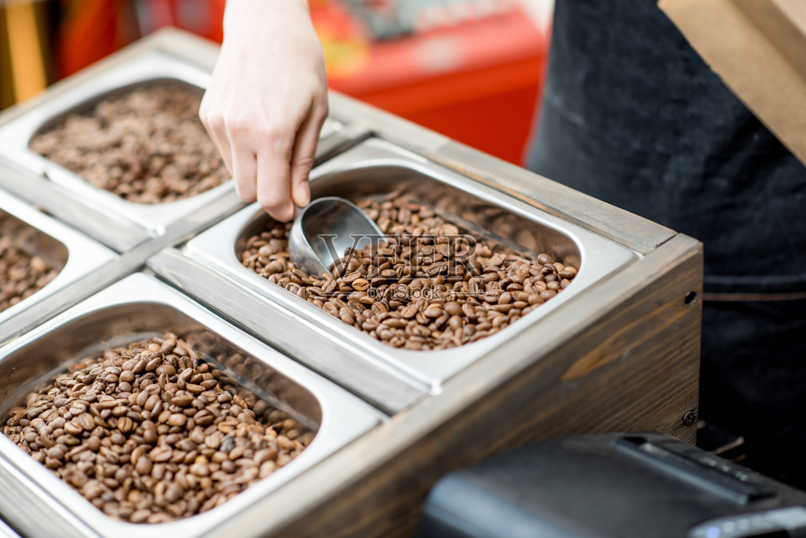 从托盘里拿咖啡豆照片摄影图片