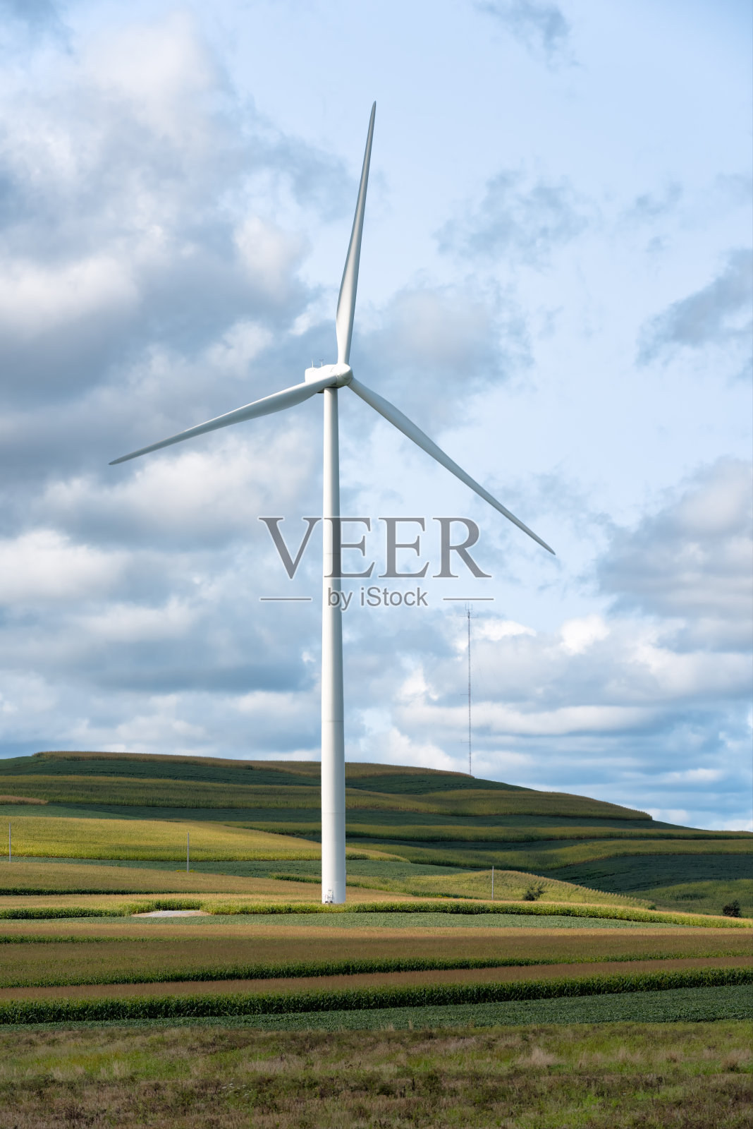 风力涡轮机在风景优美的乡村景观，可再生能源发电照片摄影图片