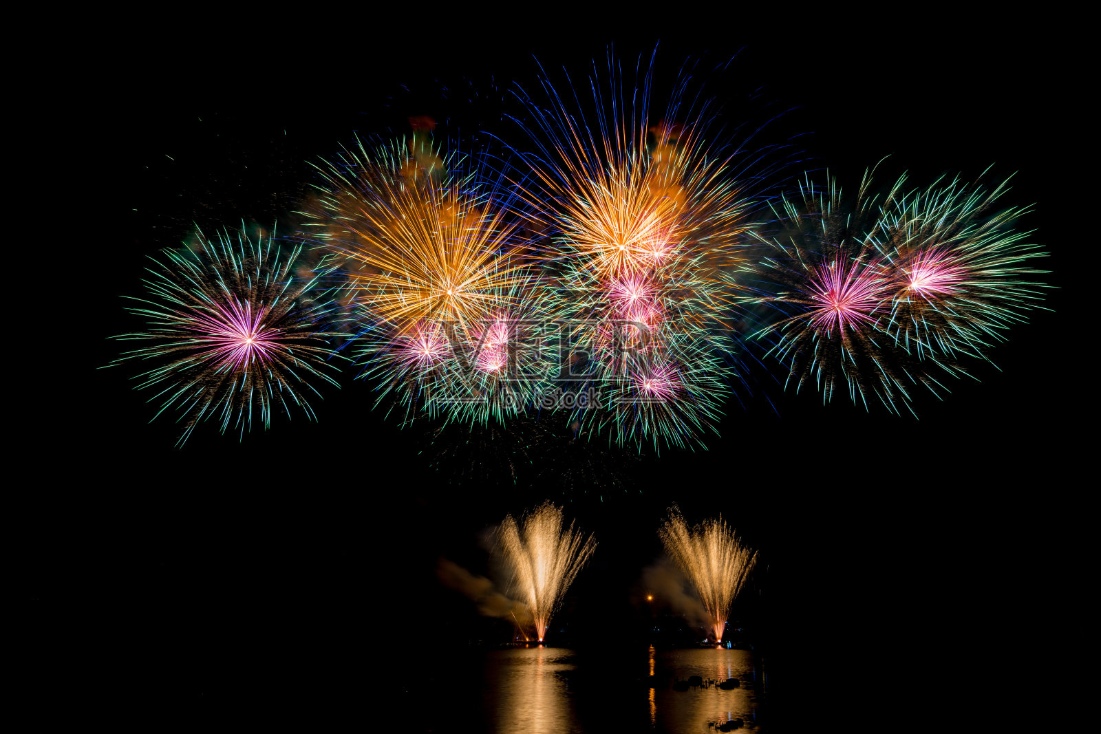 彩色的烟火背景与自由空间的文本。晚上，五颜六色的烟花点亮了天空，令人眼花缭乱。用于抽象背景。照片摄影图片