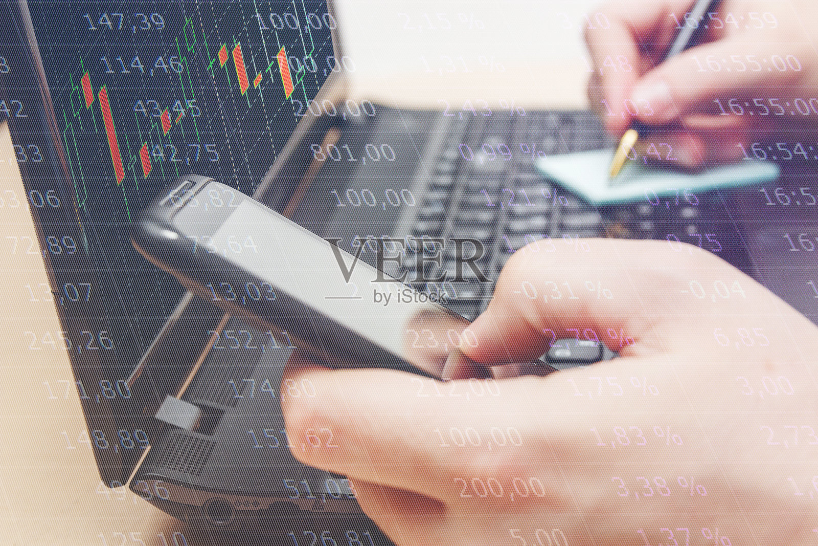 一个股票市场经纪人的手分析图表在笔记本电脑在办公室的特写。照片摄影图片