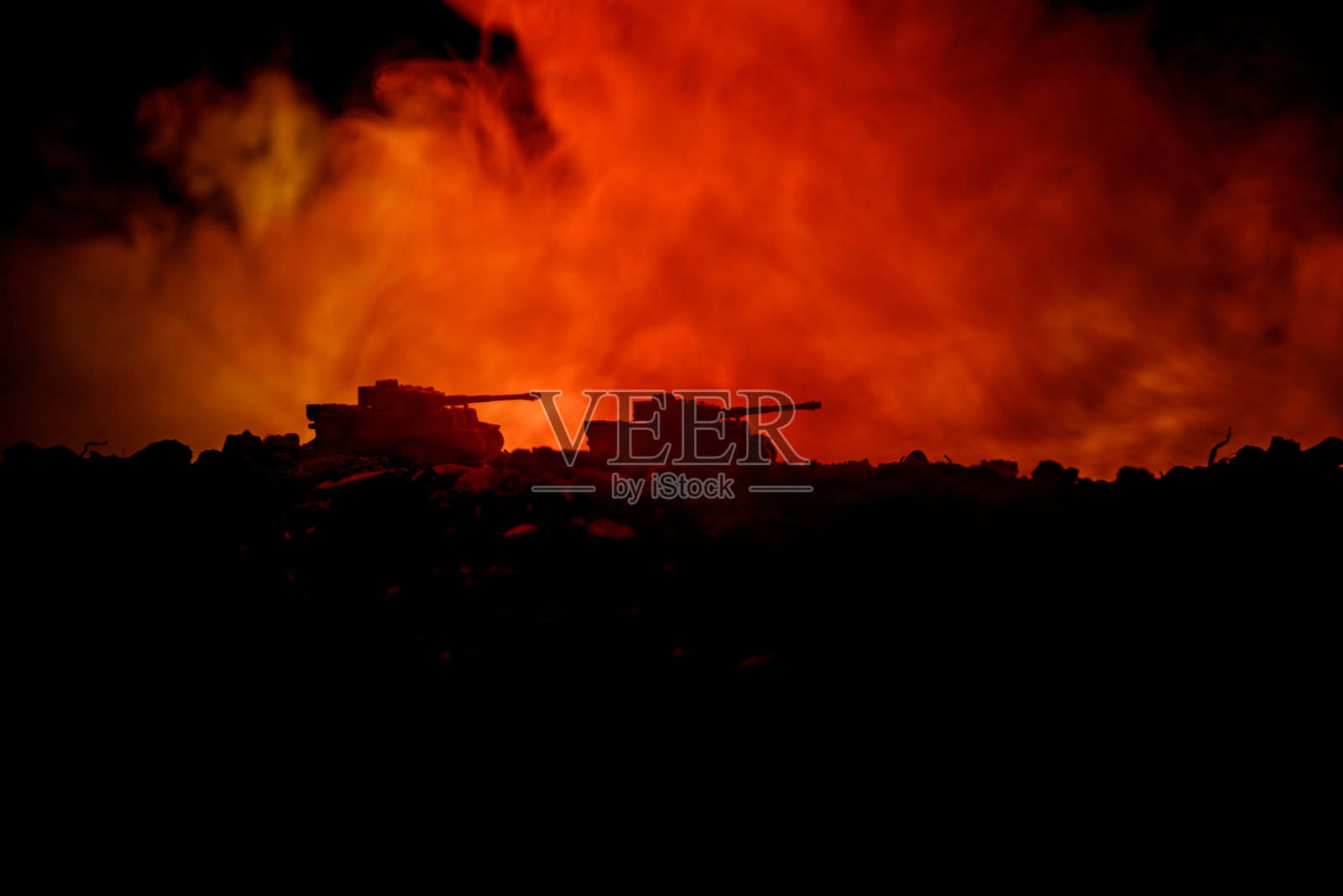 战争概念：战争迷雾下的军事剪影战斗场景照片摄影图片