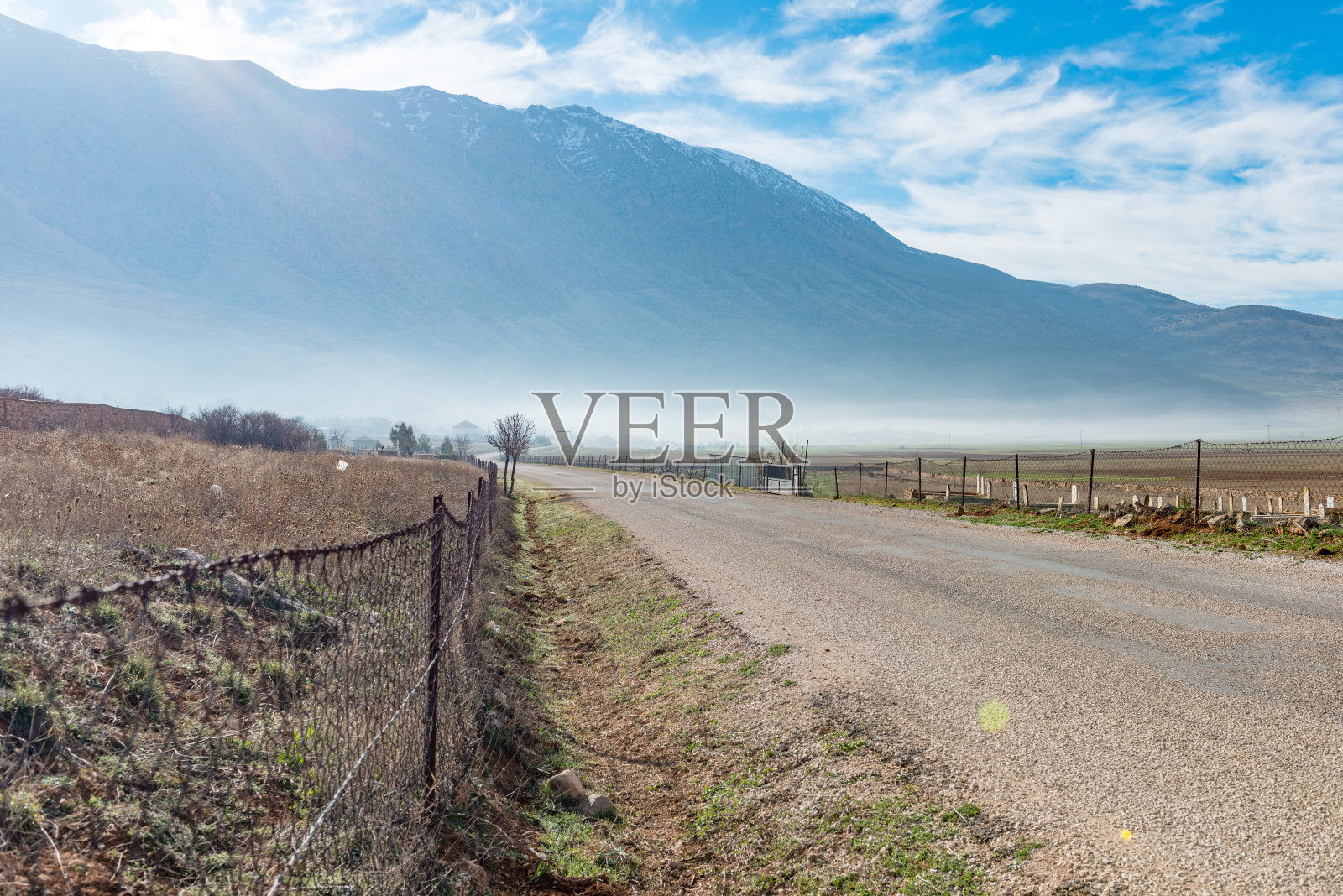 埃尔马里·安塔利亚-火鸡。2018年3月11日。安塔利亚-土耳其的埃尔马里村的居民照片摄影图片