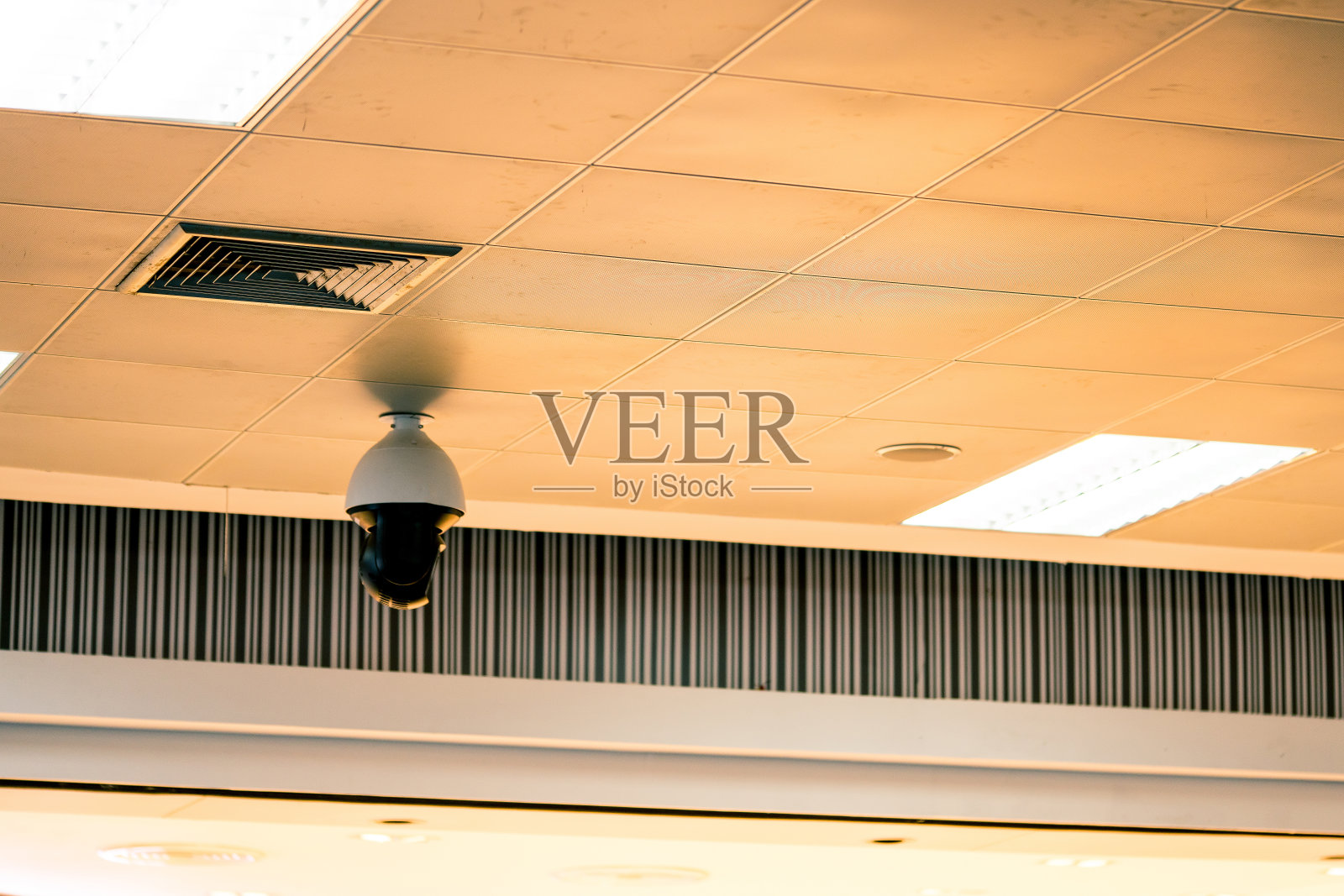 室内闭路电视安全摄像头，控制安全。照片摄影图片