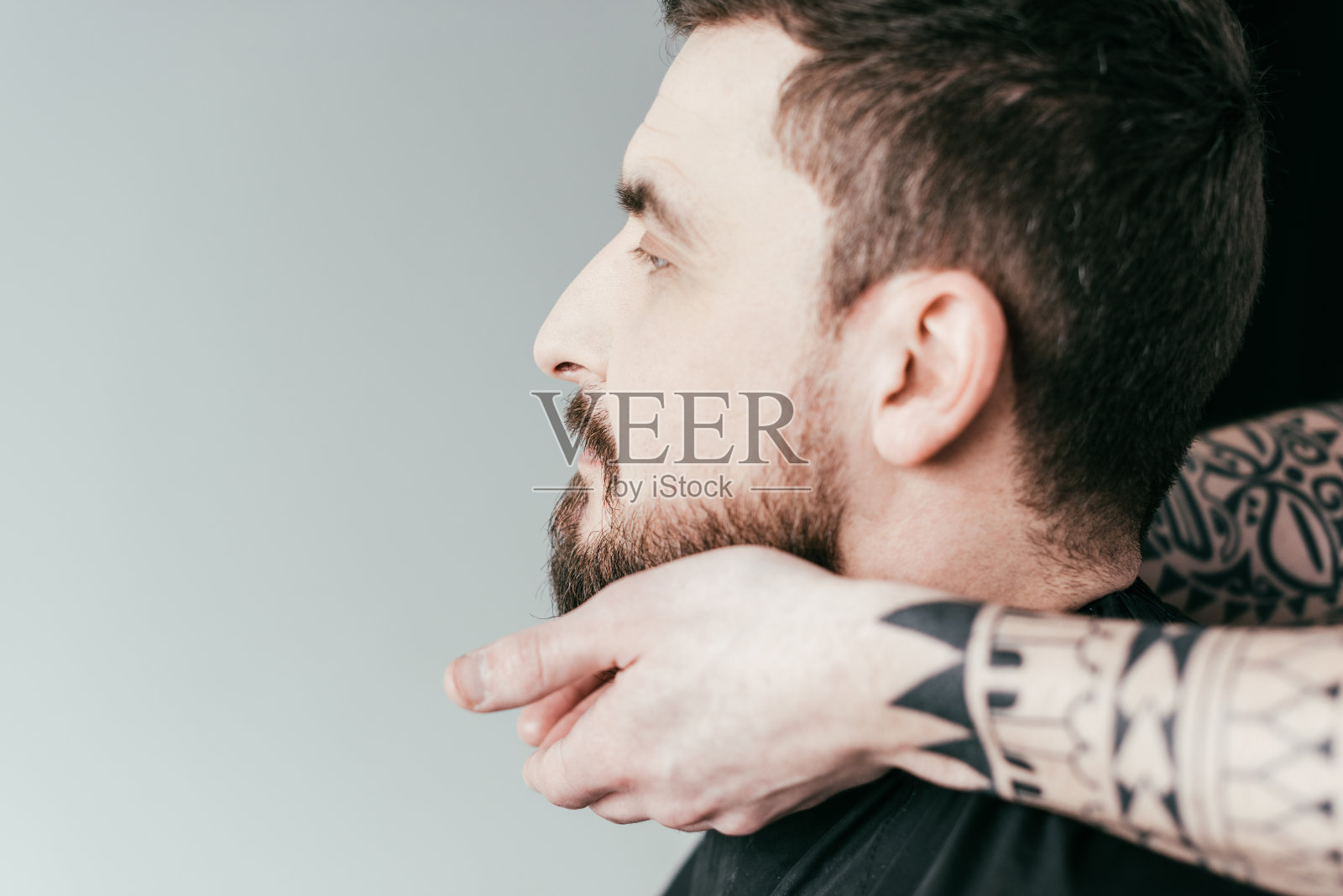 裁剪的形象的顾客在理发店孤立的白色照片摄影图片