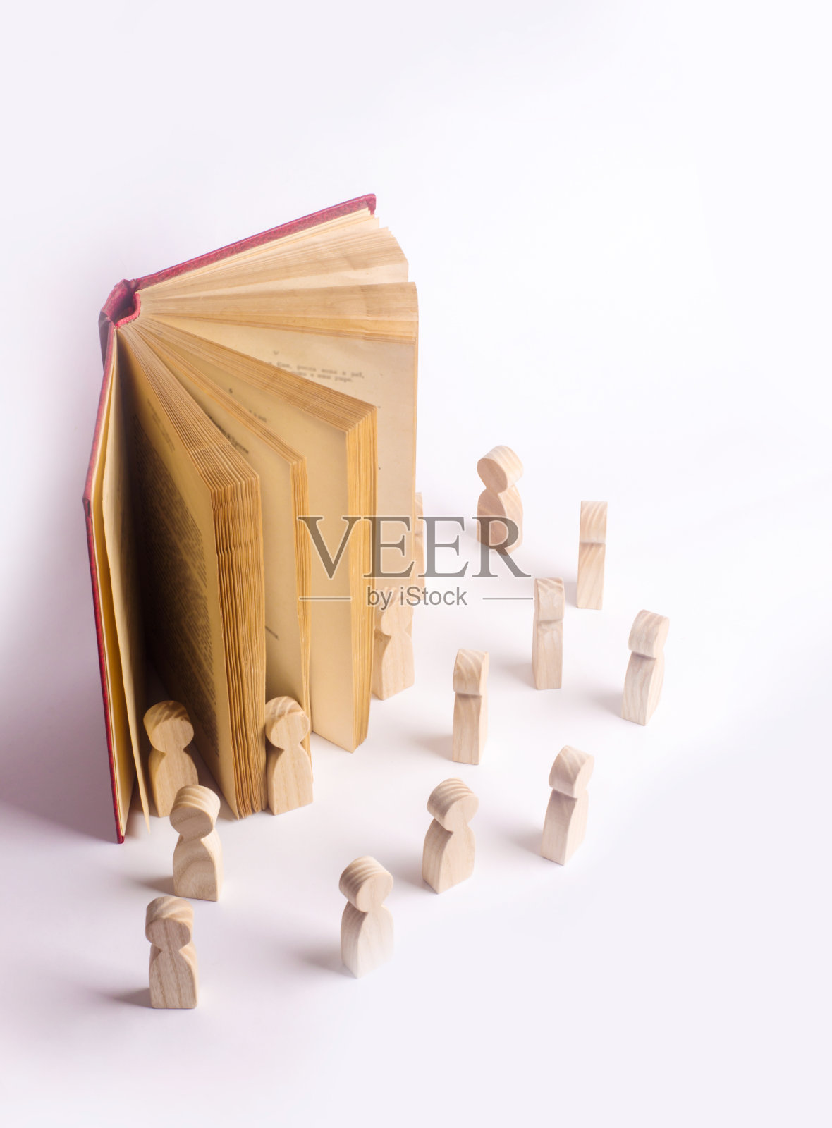 微型人物从书中走出来进入现实世界。书变活了，书中的人物进入了现实世界。冒险的概念。宣传读书。照片摄影图片