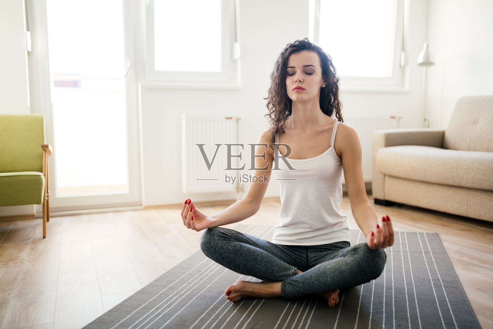 年轻迷人的女人放松和练习瑜伽照片摄影图片