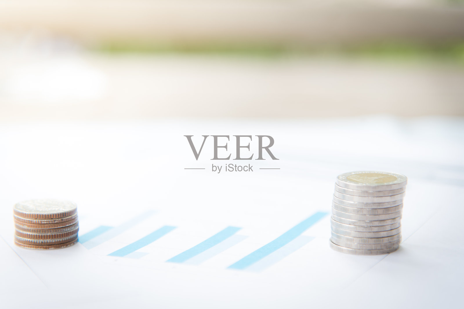 模糊钱币与小植物成长的商业背景概念。照片摄影图片