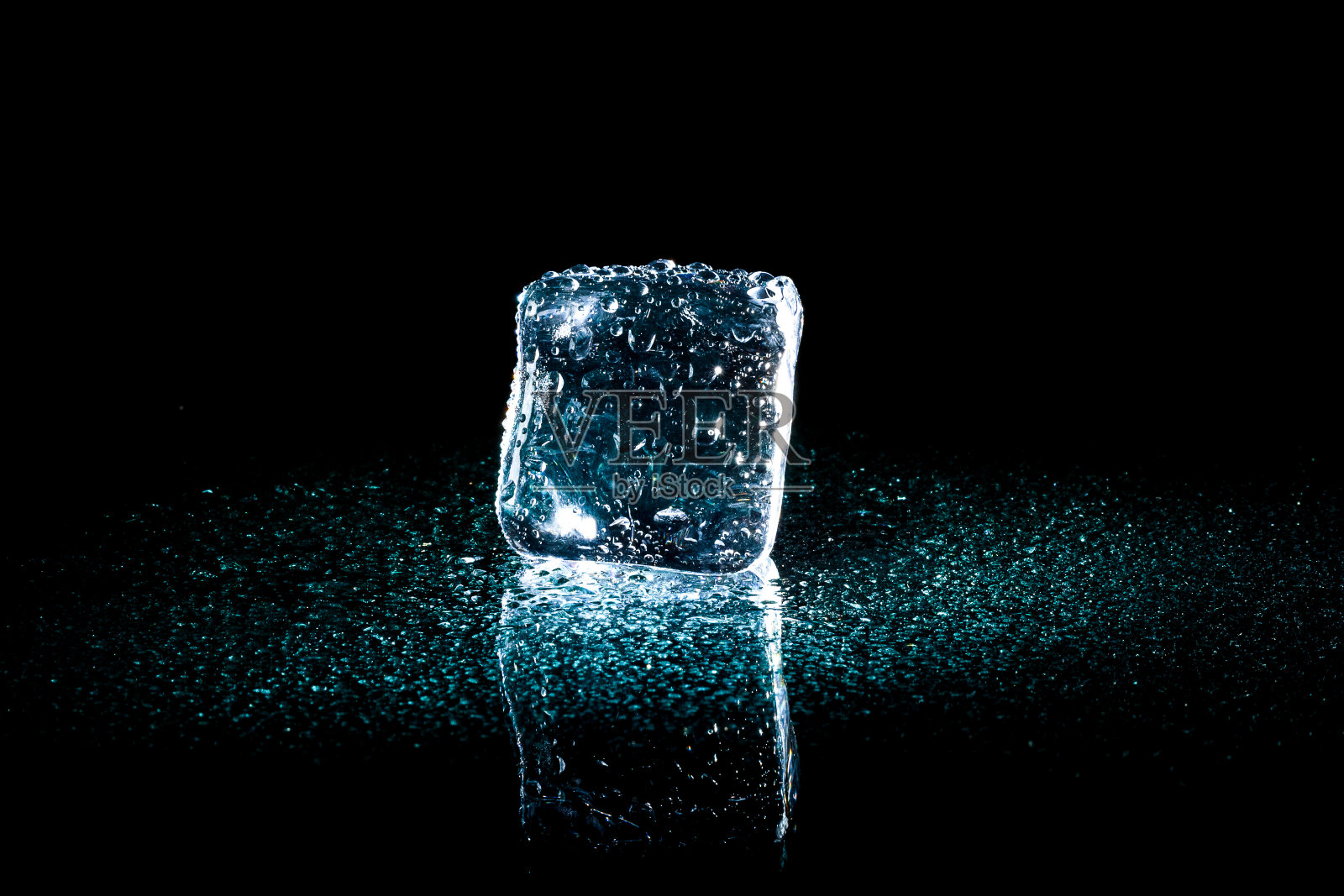 加水滴的冰块照片摄影图片