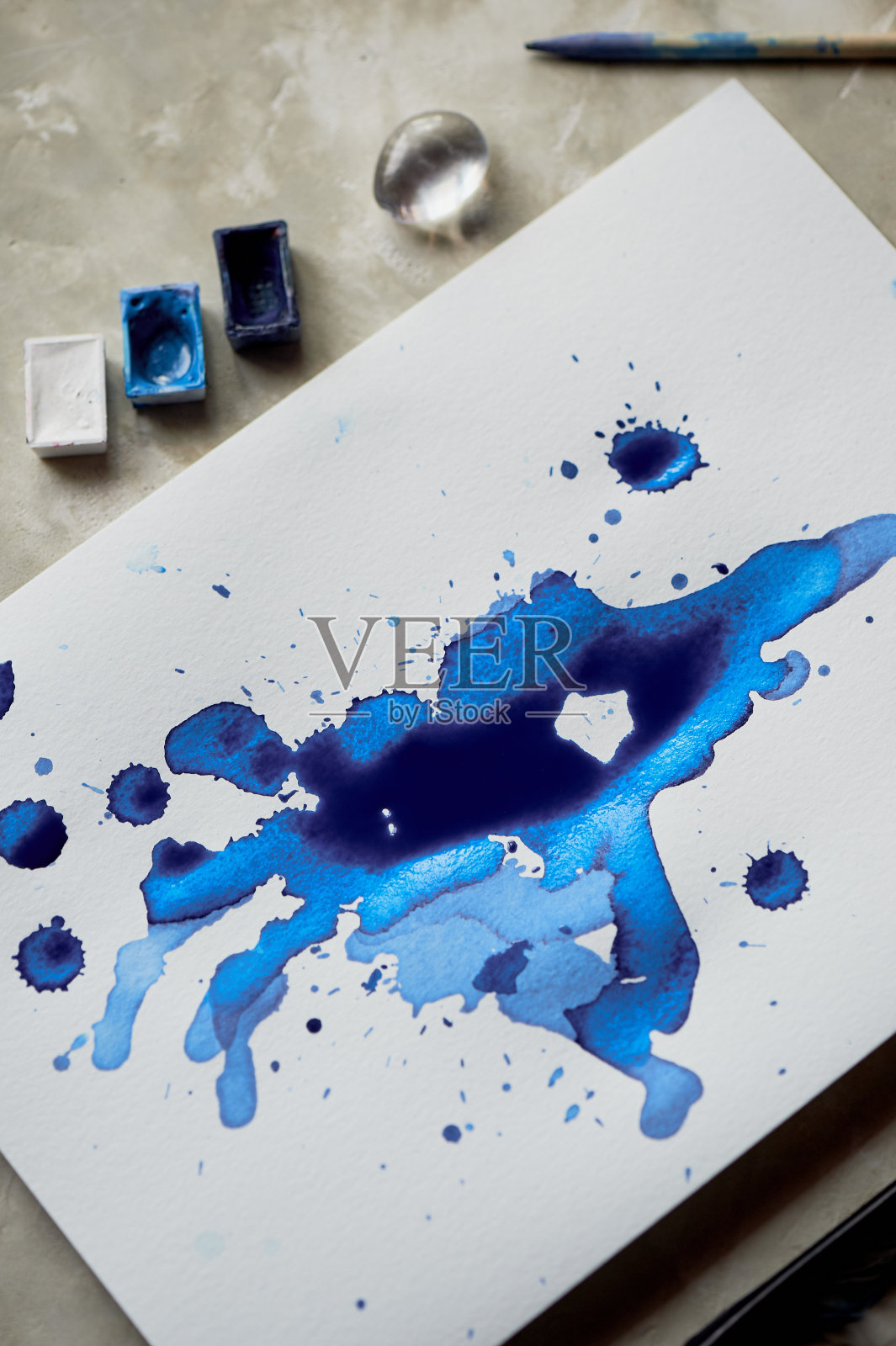 蓝墨渍艺术，为艺术家的属性照片摄影图片