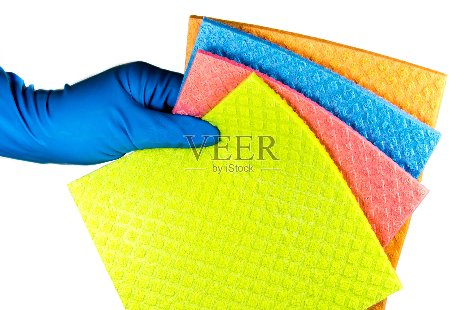 各种纤维素海绵布在清洁剂的橡胶手套手上，孤立在白色背景上照片摄影图片