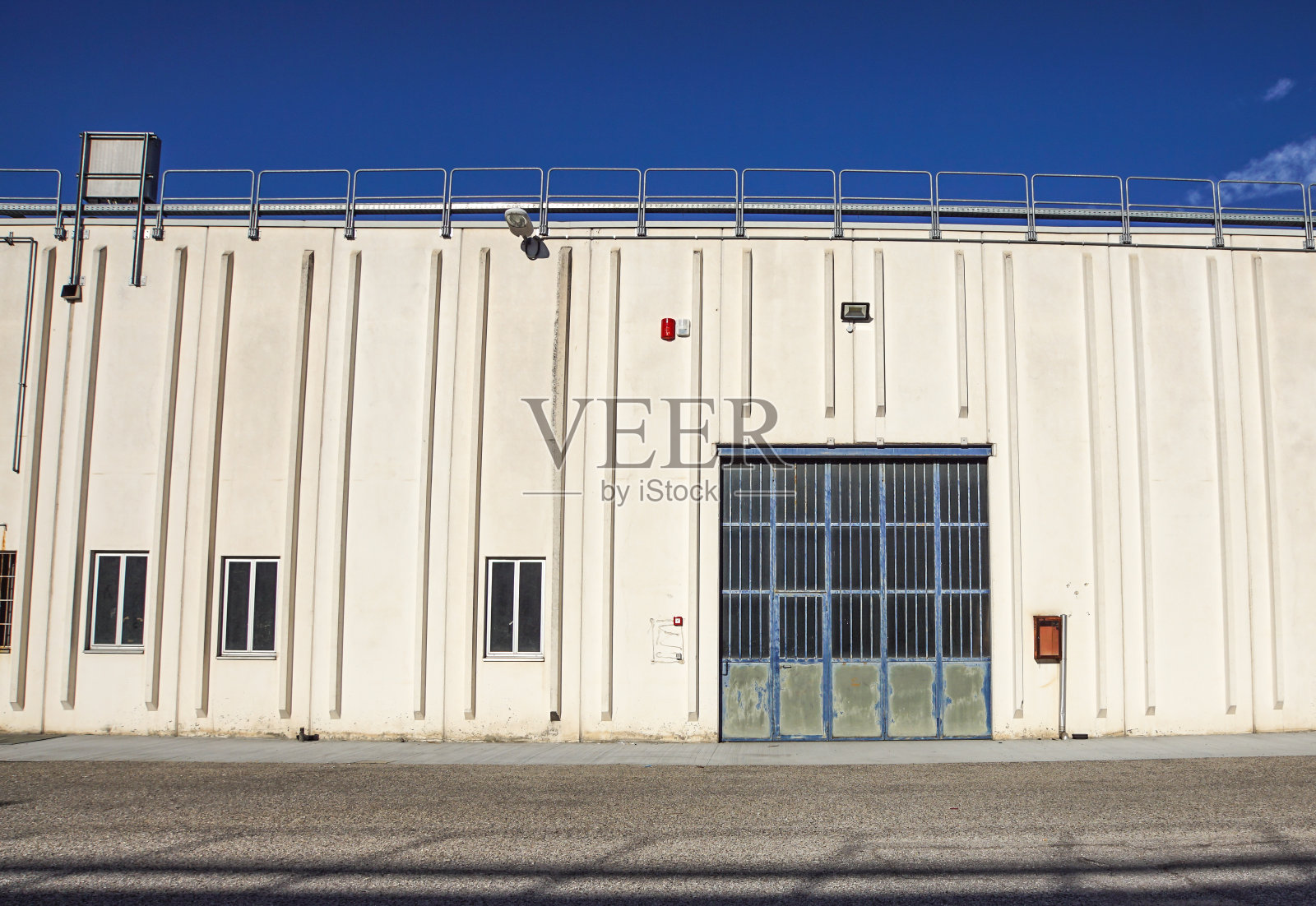 工业仓库货物门。工业门。大仓库门面的一扇门。前视图照片摄影图片