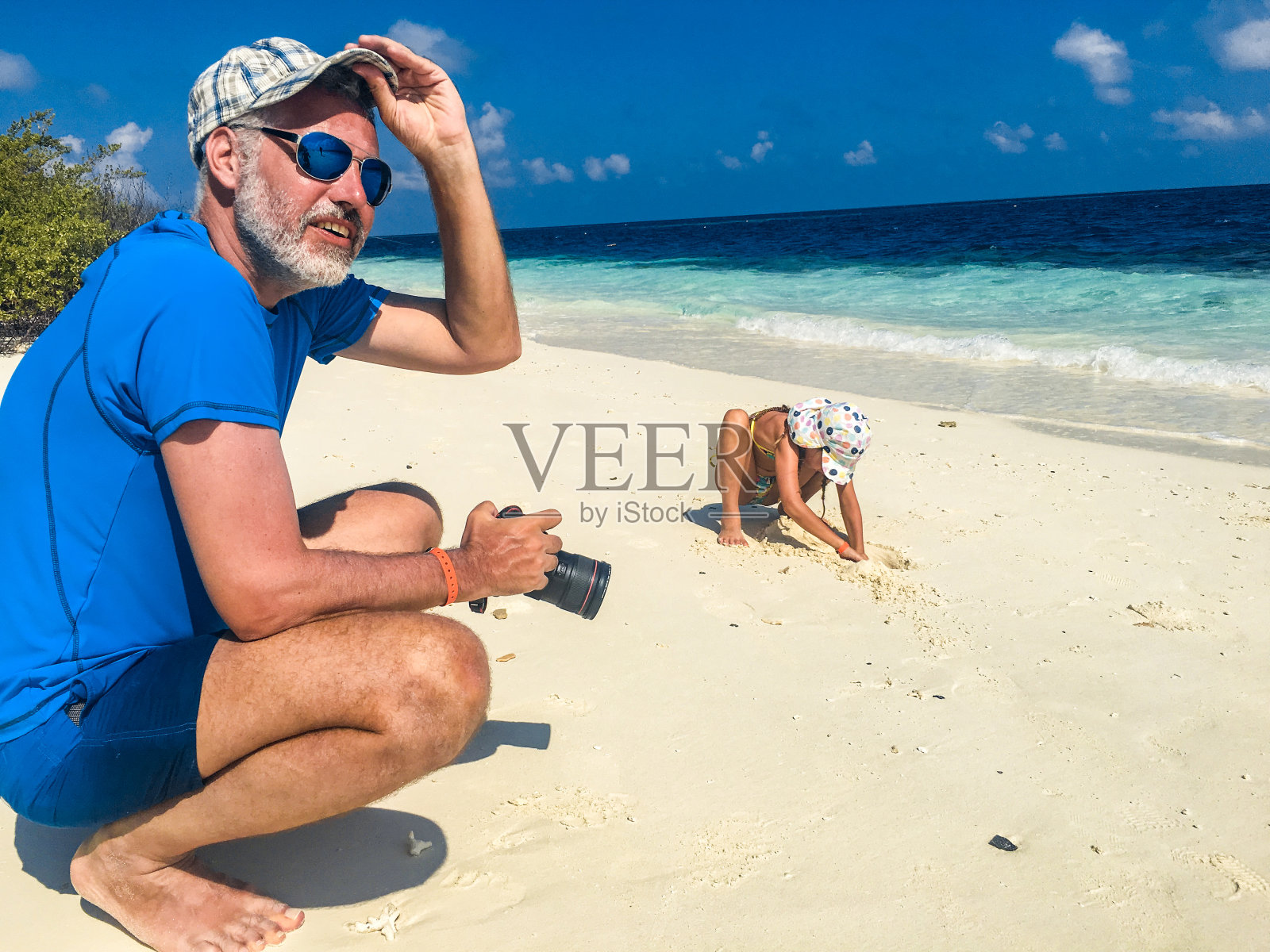 摄影师父亲和他的女儿在沙滩上照片摄影图片