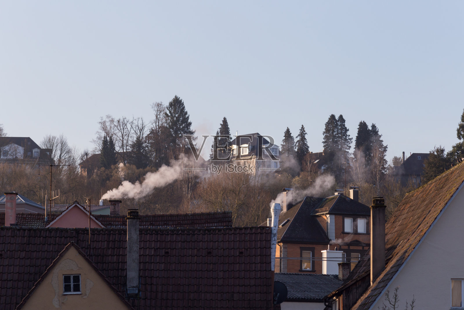 历史建筑的烟囱冒出的烟照片摄影图片