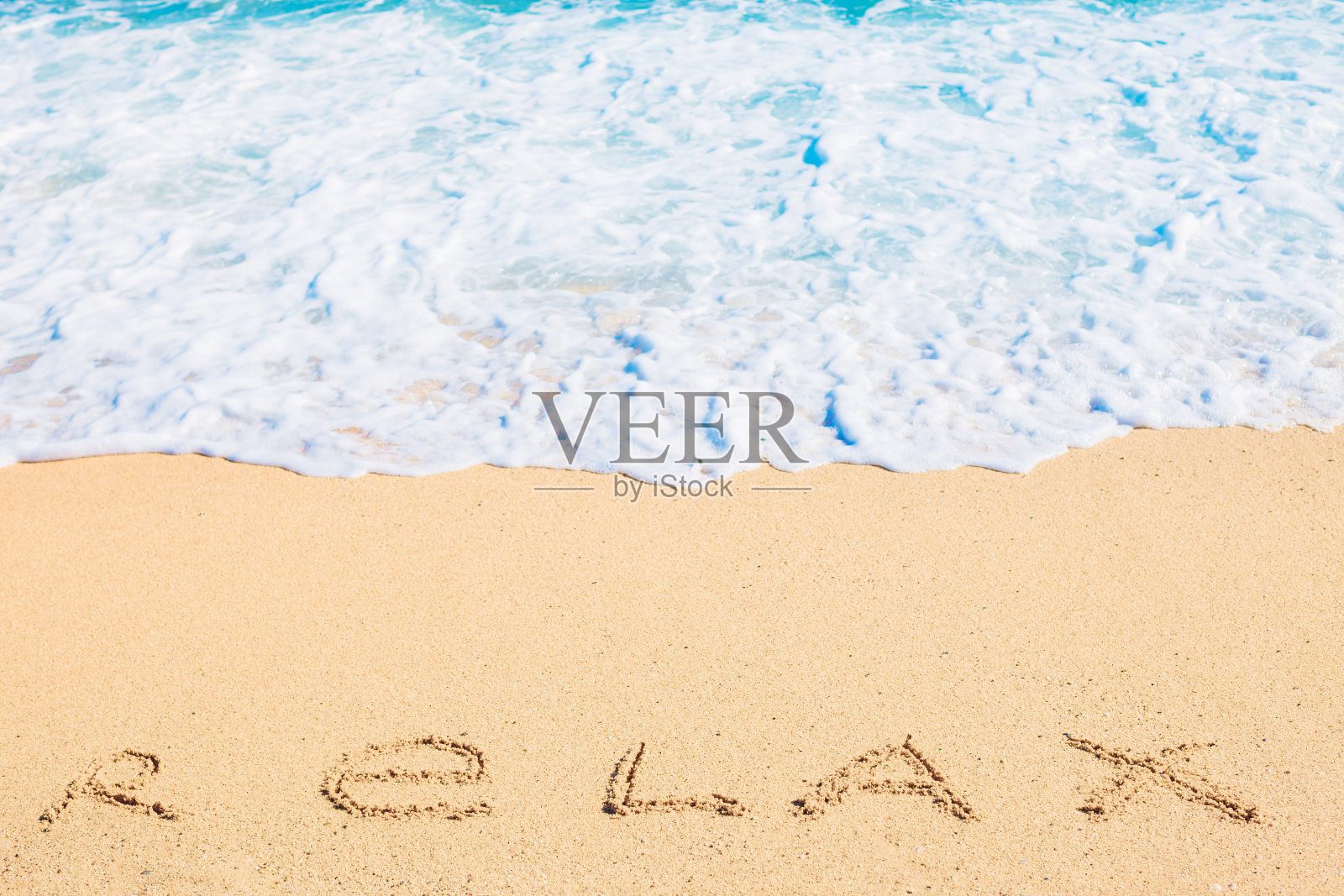 海浪冲刷着沙滩上的铭文照片摄影图片