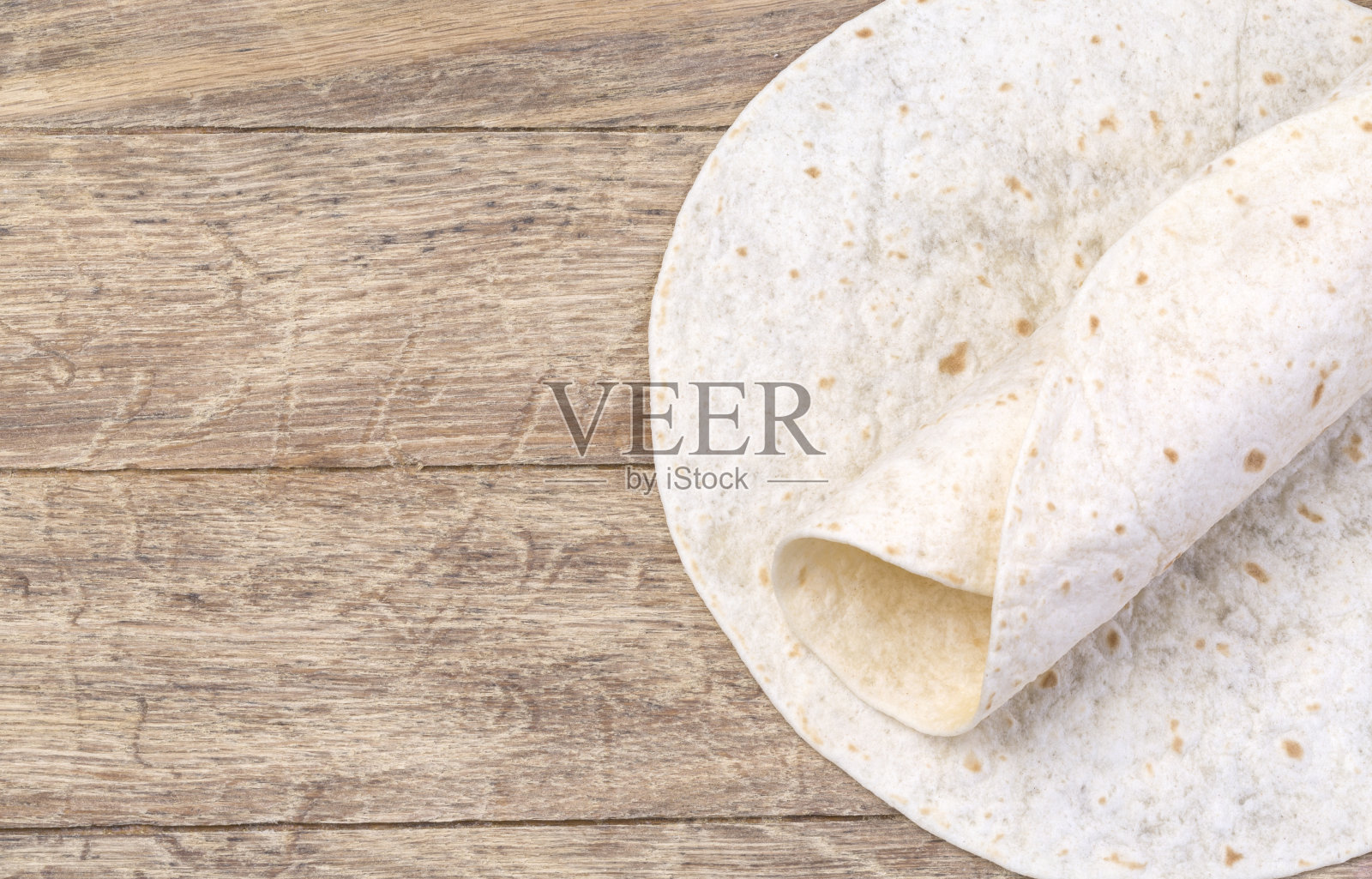 木桌上的玉米饼照片摄影图片